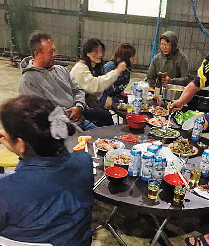 王傳家帶球隊很有一套,甚至還舉辦烤肉會聯絡球隊感情,小三也出席,讓不少學生與家長都誤以為小三就是王太太。(讀者提供)