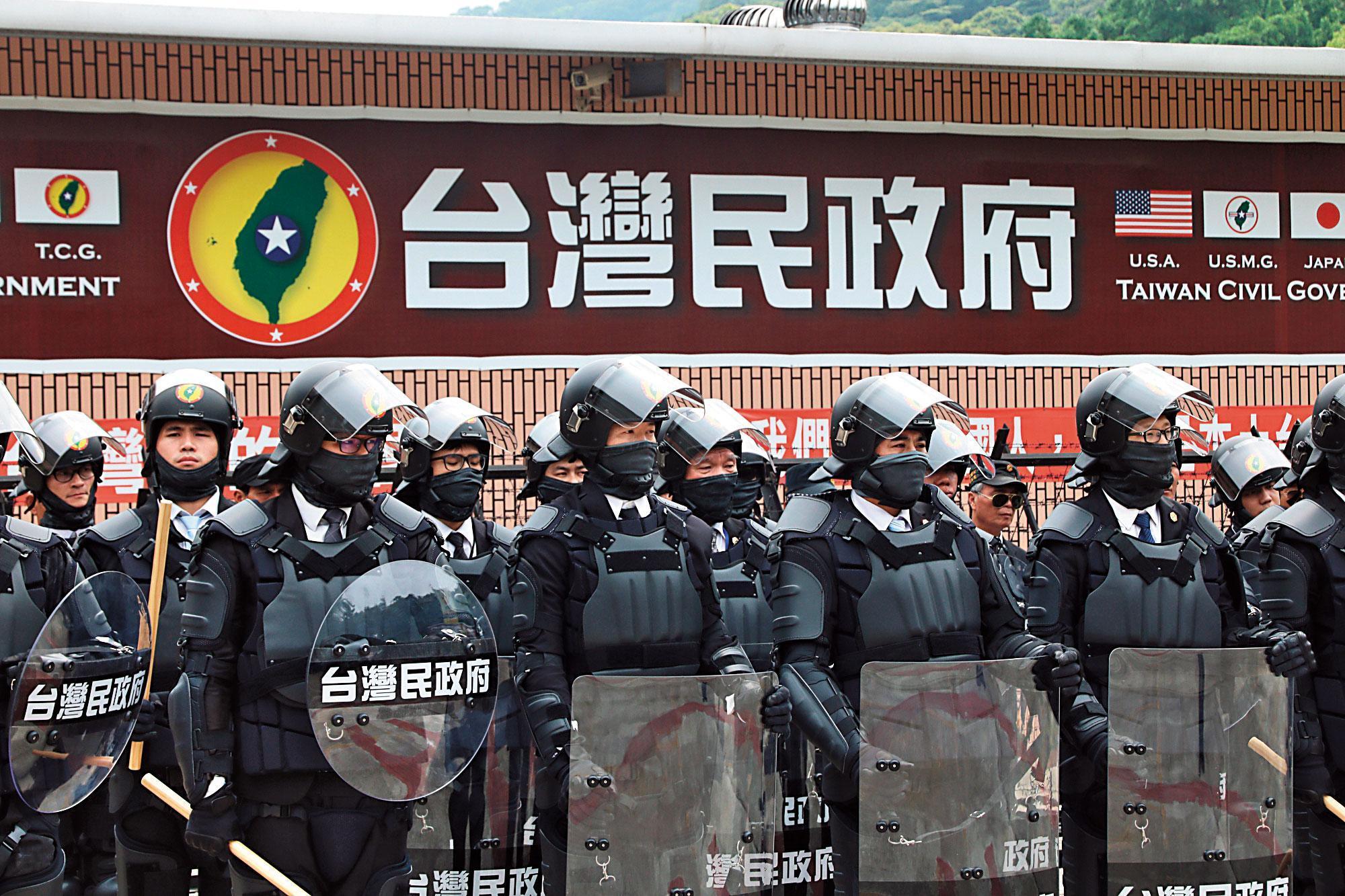台灣民政府號稱擁有軍隊「黑熊部隊」,日前集結阻擋抗議民眾。(翻攝台灣民政府官網)