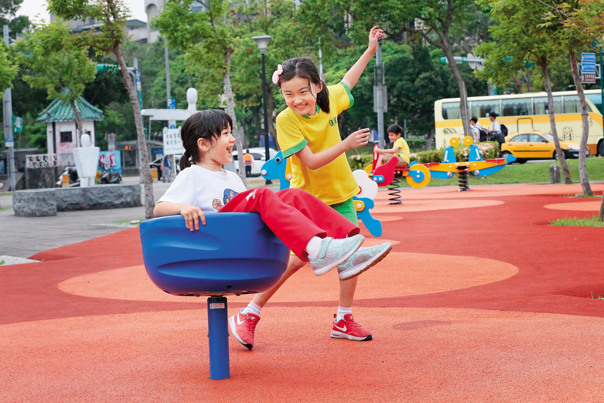 台北市的公園不再一樣,共融公園讓市民們在週末假日有另外的好去處。