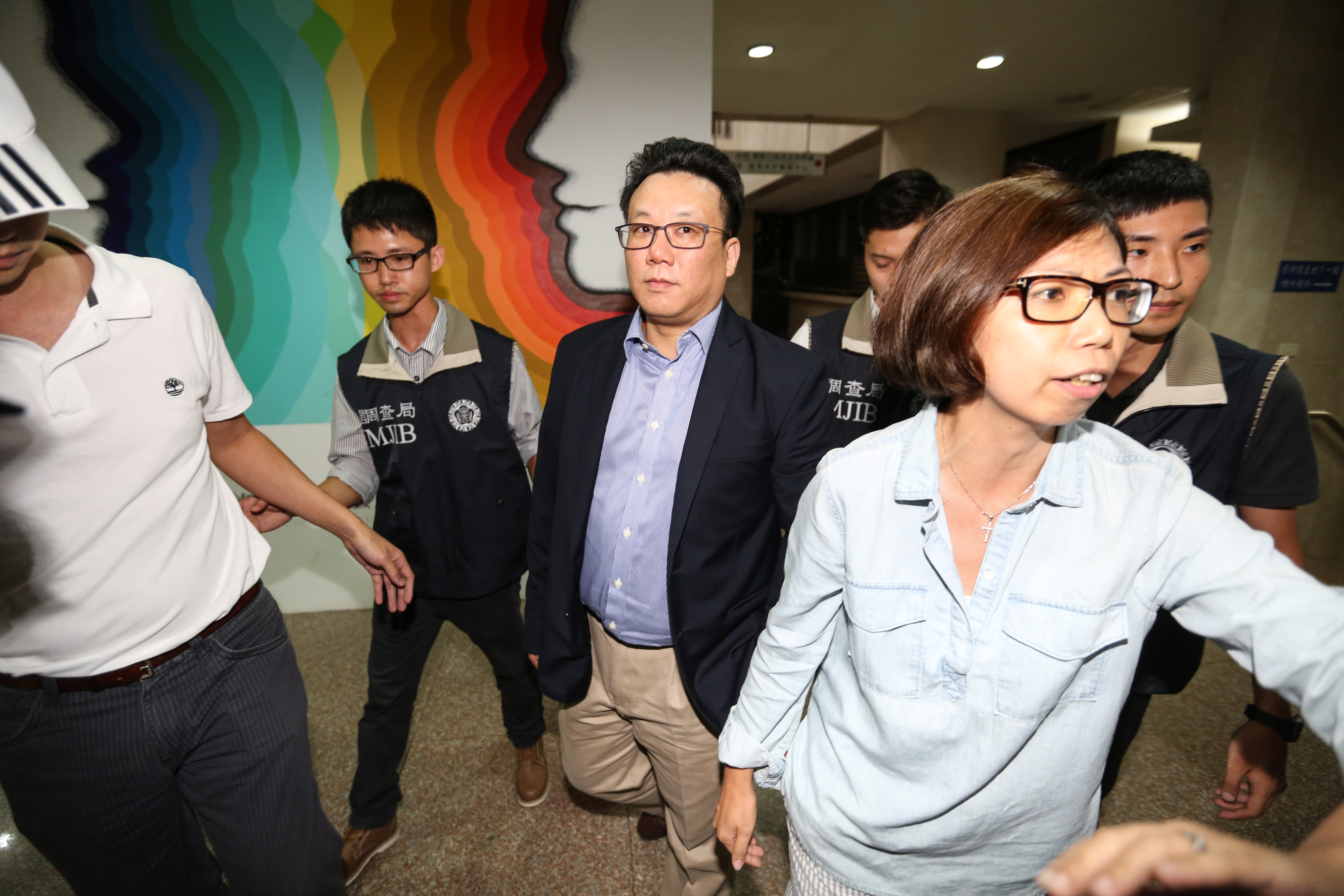 永豐餘集團昨（15日）公告，何奕達（中）請辭永豐銀董事。今日何奕達則發信給永豐銀員工，強調他仍將擔任永豐金董事。