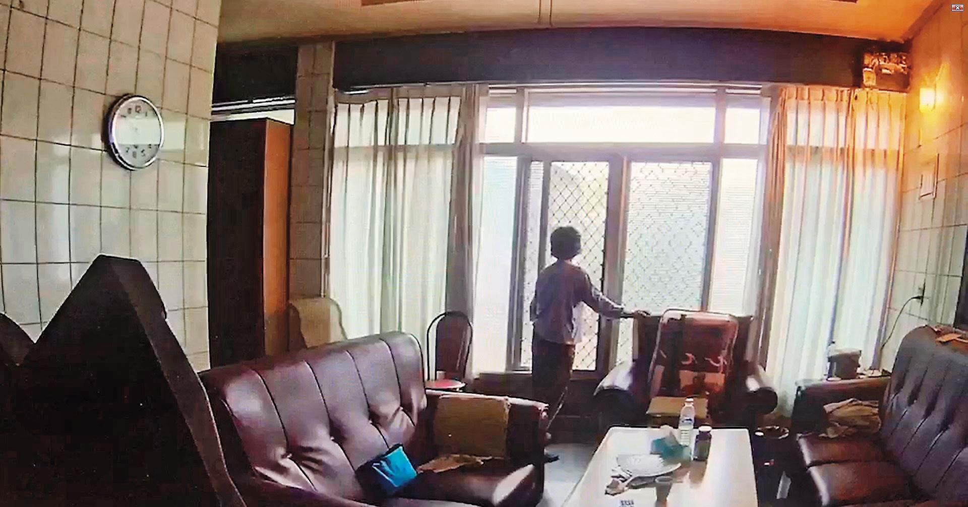 監視器拍到案發上午凶嫌外婆李胡木哖最後的身影，令人不勝唏噓。（翻攝畫面）