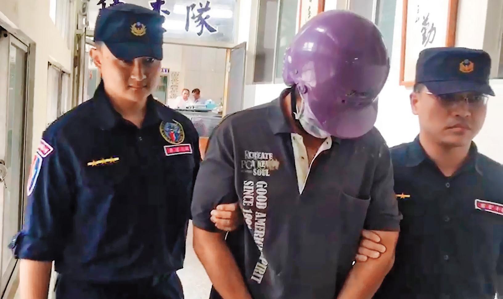 嫌犯郭濬毅(中)被押解時說:「最好判我死刑,否則沒臉面對親友。」(翻攝畫面)