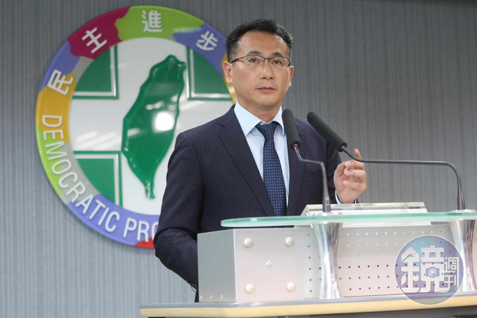 民進黨發言人鄭運鵬會後轉述選對會決議。