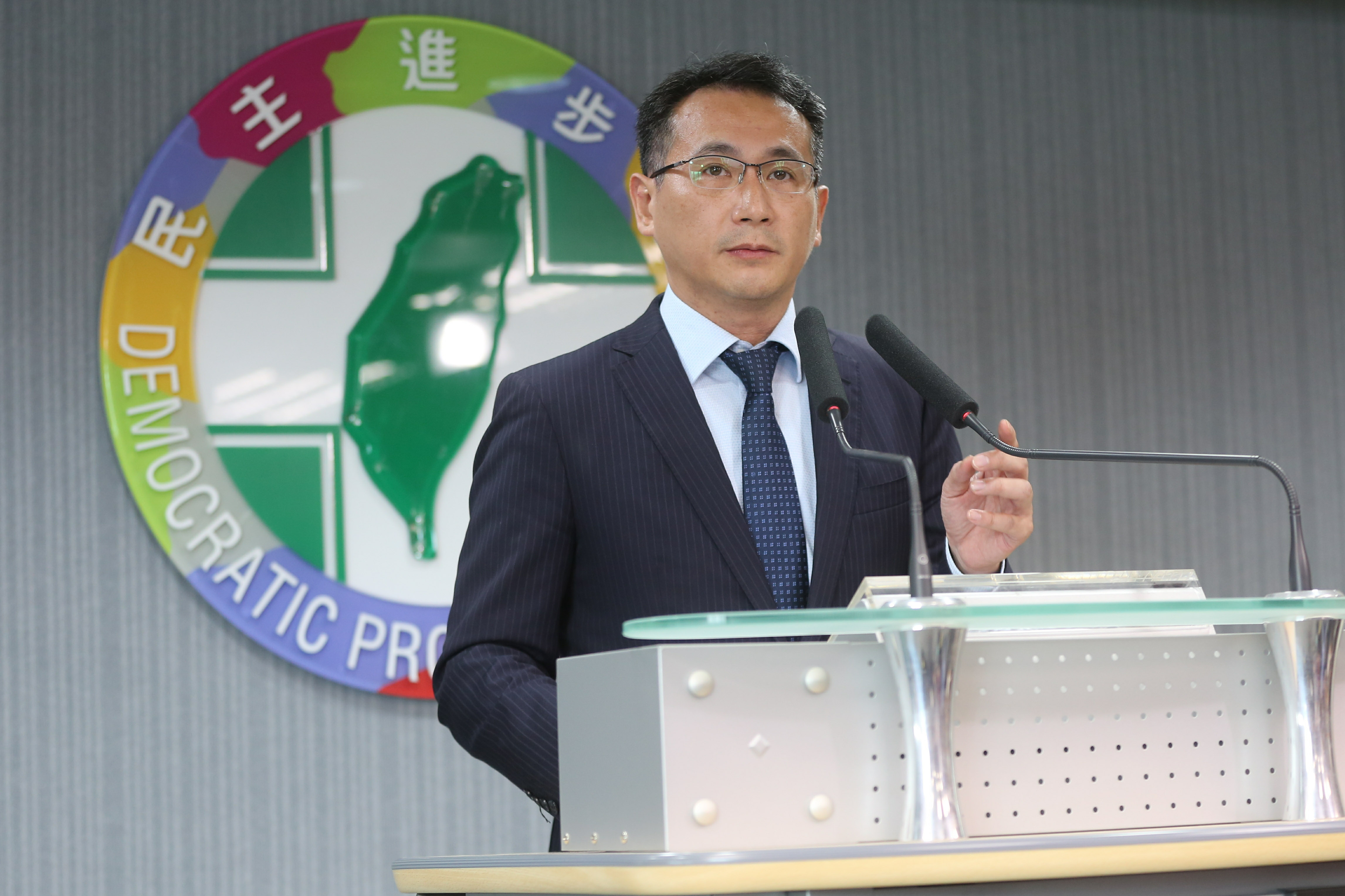 民進黨發言人鄭運鵬會後轉述選對會決議。