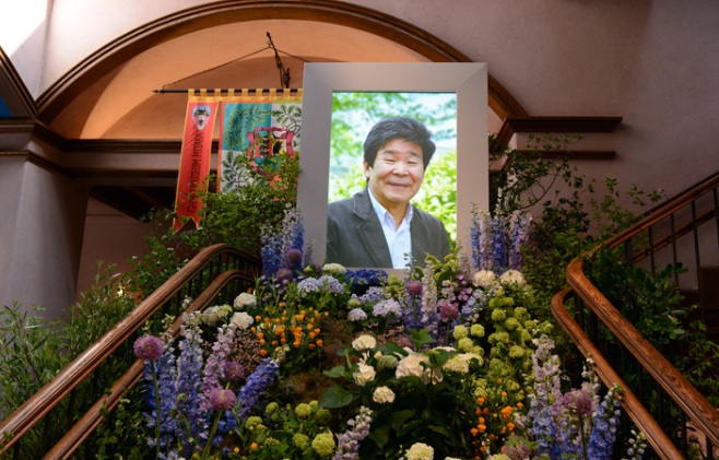宮崎駿主辦高畑勳告別式，「用吉卜力的方式隆重地送他最後一程」，現場海報周圍佈置淡而有致的野花，紫色、白色、藍色、橘色等等色彩交錯。（圖／natalie.mu）
