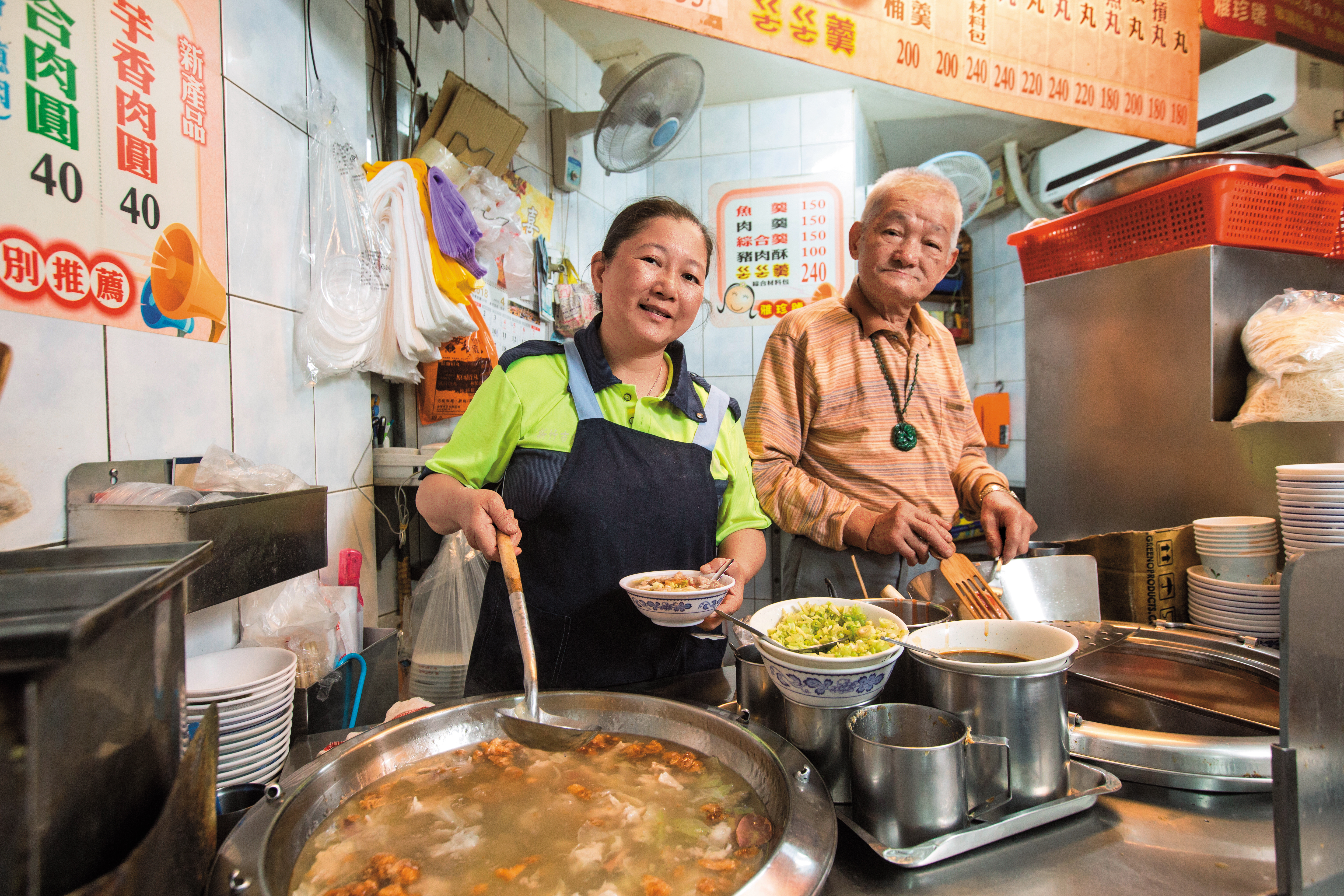 雅珍號由第一代陳金和（右）創立，現由二女兒陳美枝（左）接手，父女倆賣羹的同時也都熱心於志工事務。