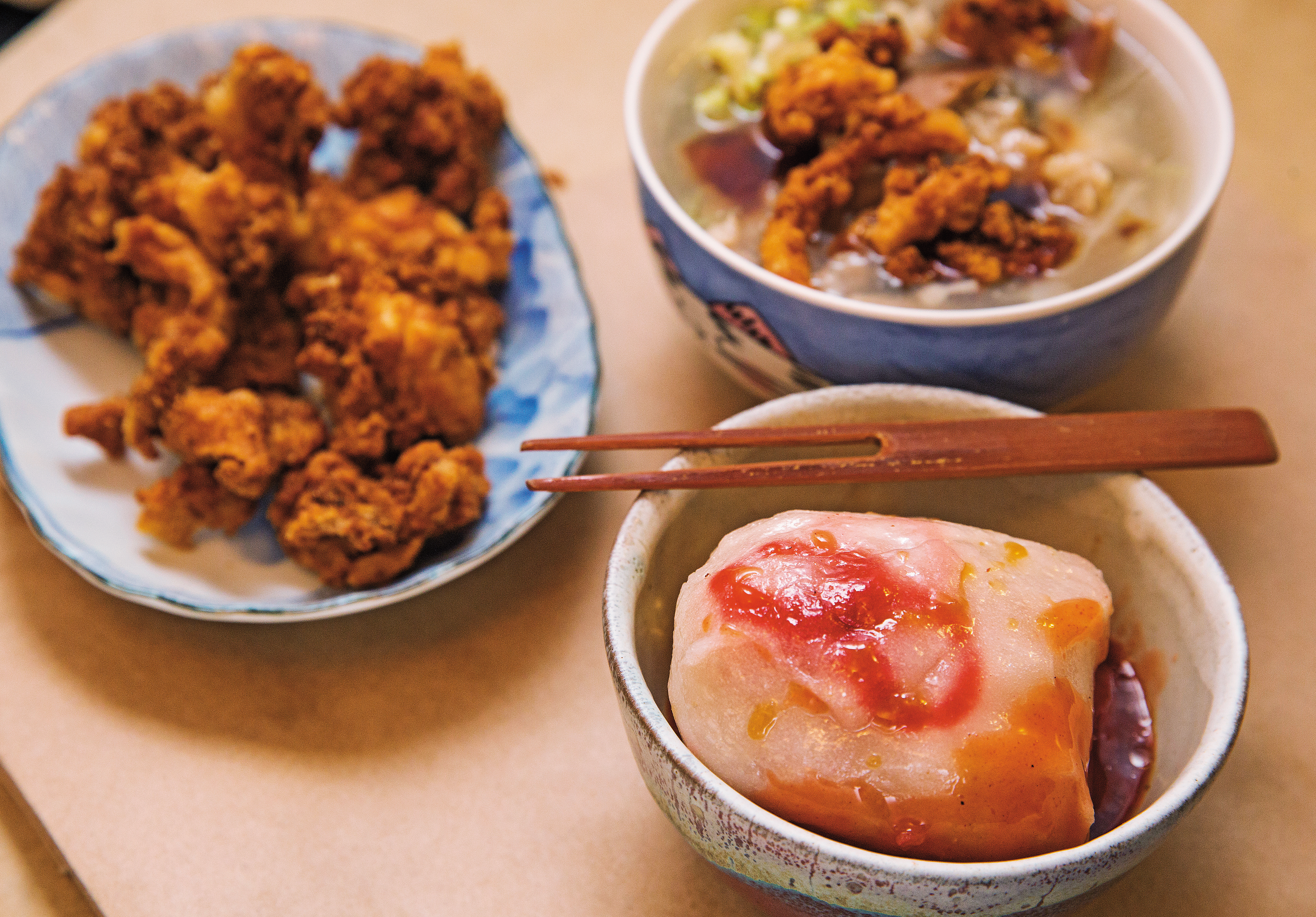 肉圓是羹湯之外的另一招牌，炸肉酥也可單買直接吃。（肉圓40元／顆，炸肉酥100元／份）