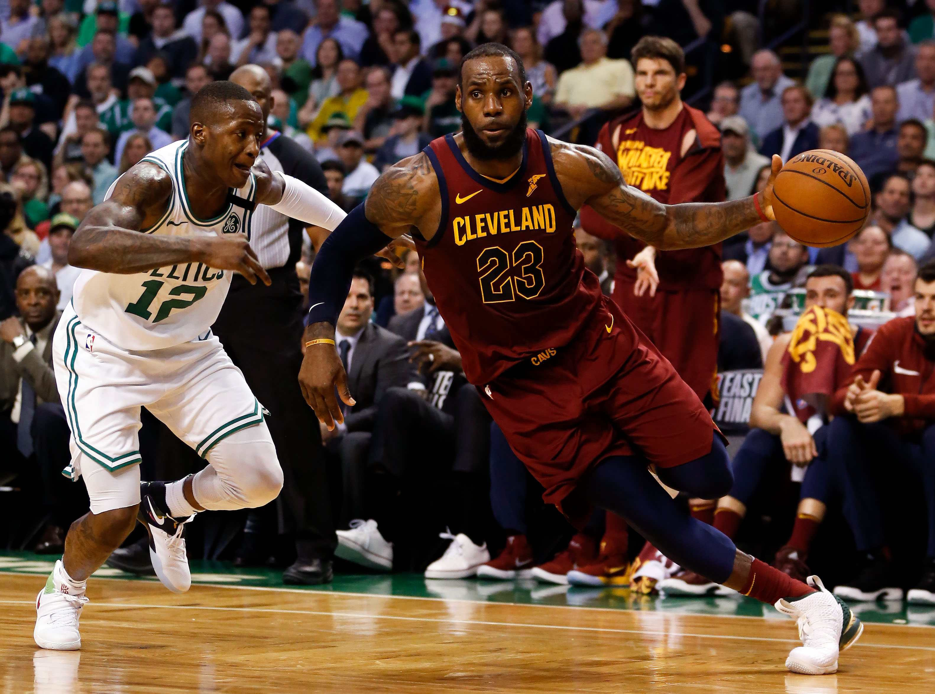 詹姆士狂轟全場最高42分，還繳出精采「大三元」，最終騎士仍不敵綠衫軍吞2連敗。（東方 IC）