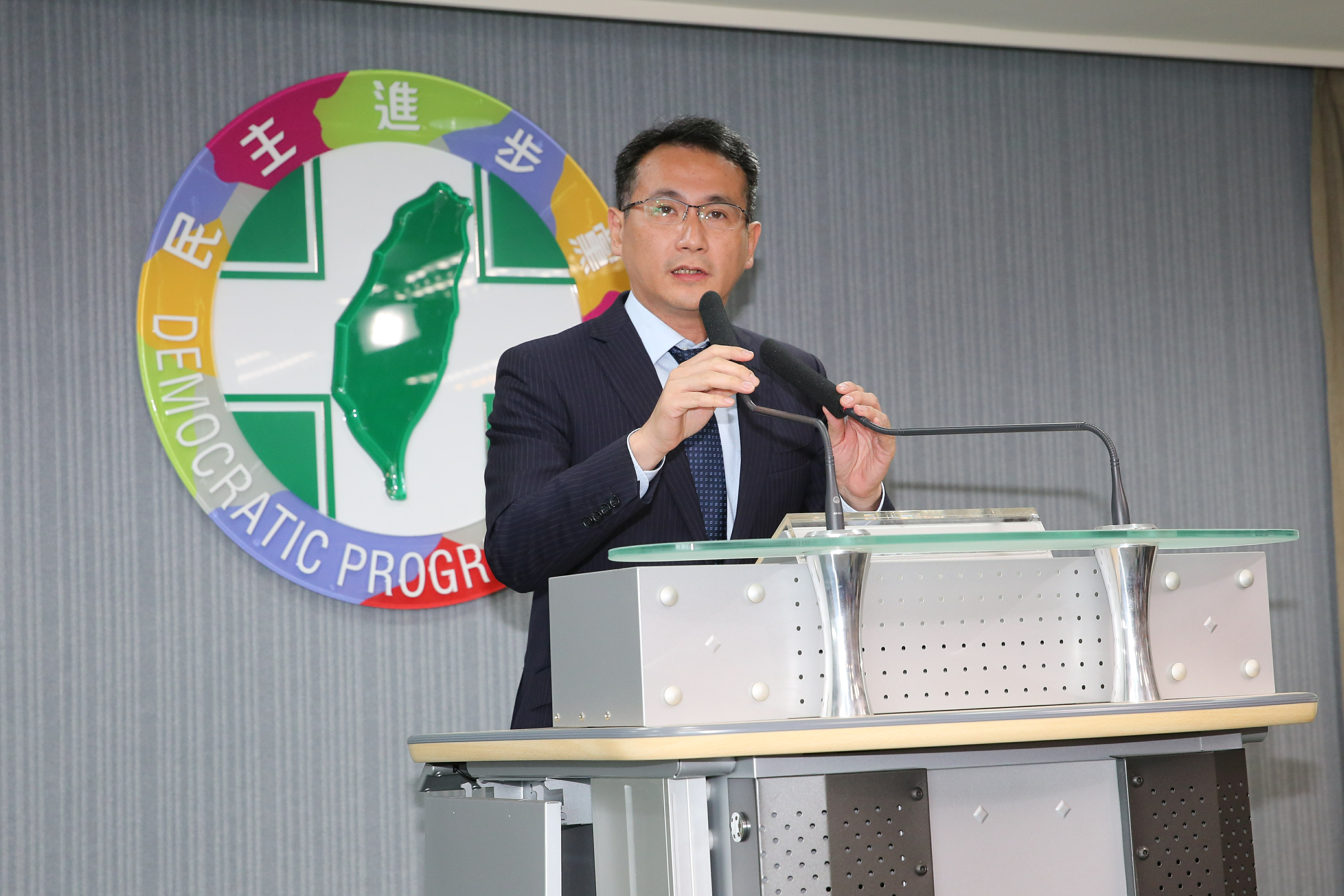 民進黨發言人鄭運鵬今（16日）開記者轉述選對會決議。