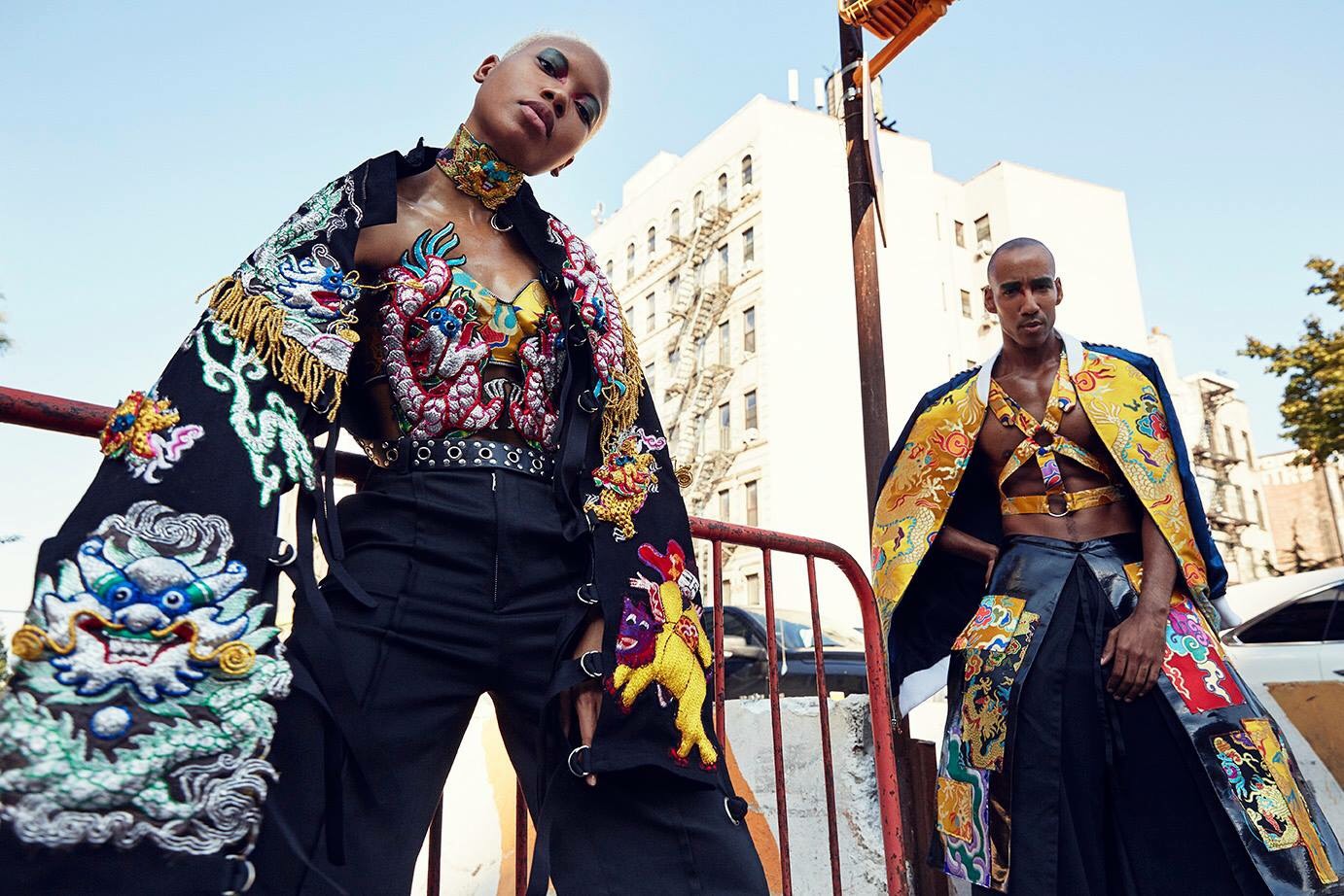 府城光彩繡莊與台灣設計師周裕穎合作，狂野的刺繡意象十分吸睛。圖為紐約時裝週秀場外街拍。（圖片提供：JUST IN XX）