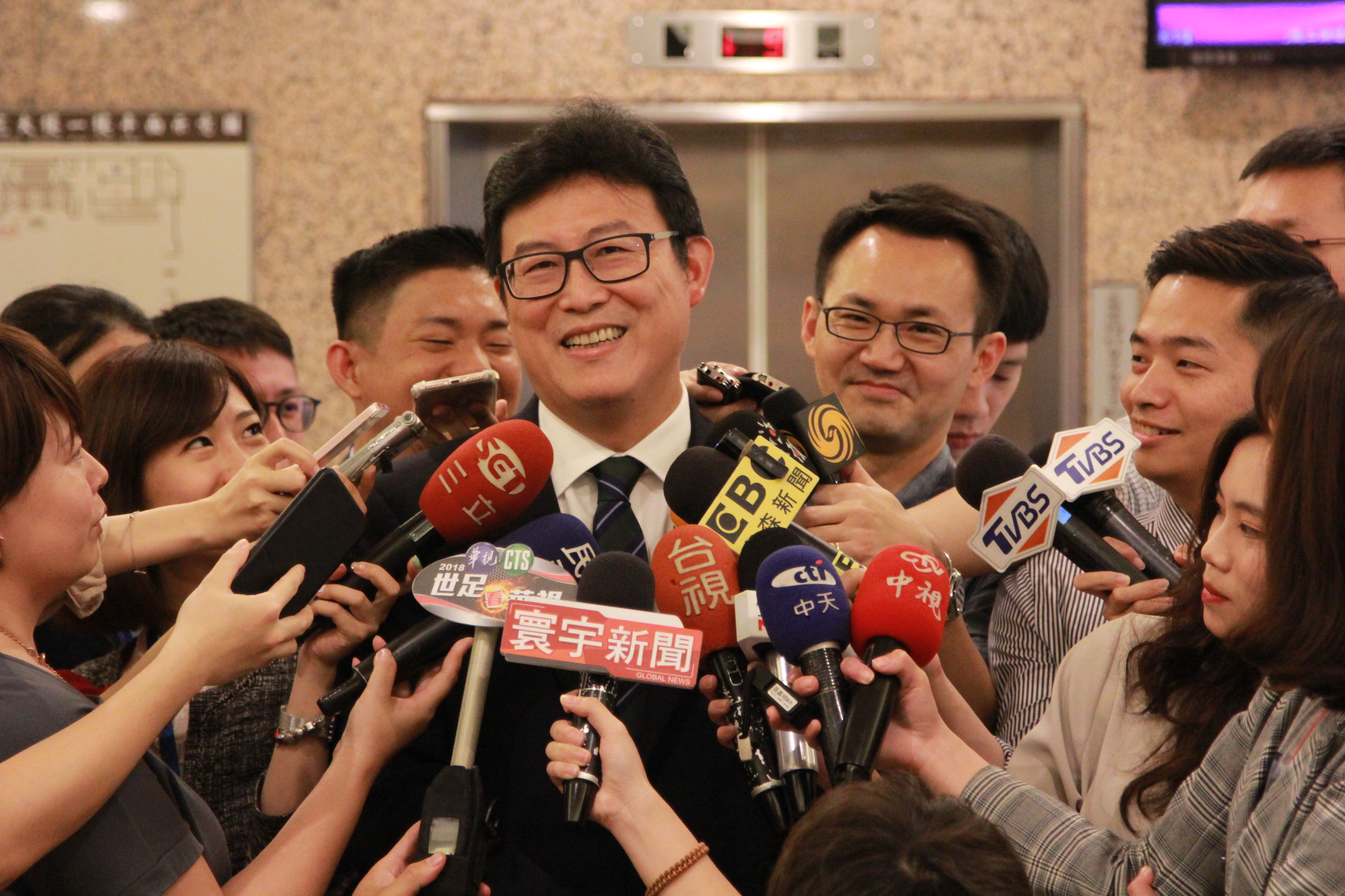 民進黨立委姚文智得知選對會決議後接受訪問。（姚文智辦公室提供）