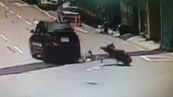 李女遭撞後捲入車底，遭轎車輾過，一屍兩命。（翻攝畫面）