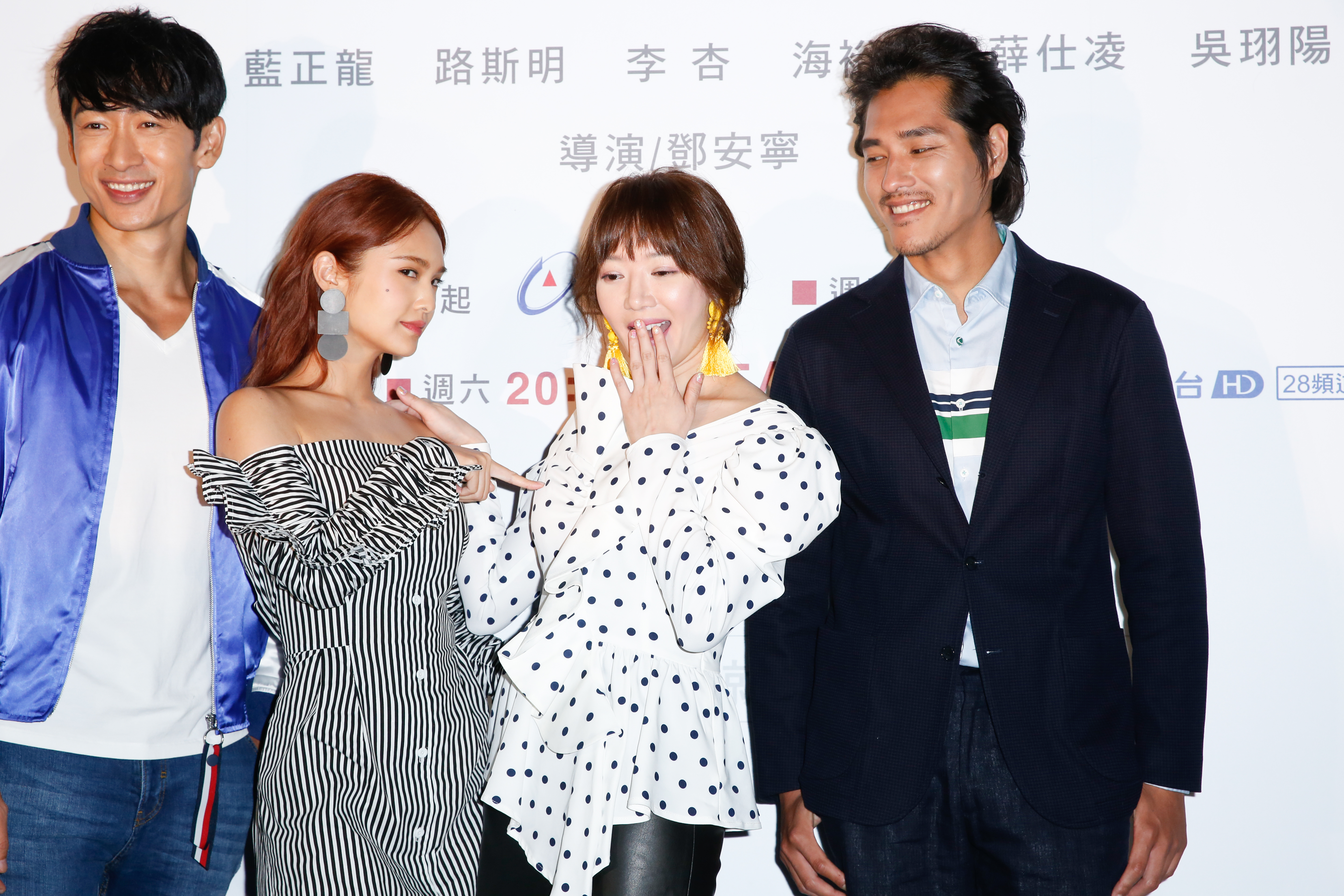 楊丞琳（左二）與李杏（右二）在戲裡從學生時期就都喜歡藍正龍（右），路斯明則飾演楊丞琳的現任男友。