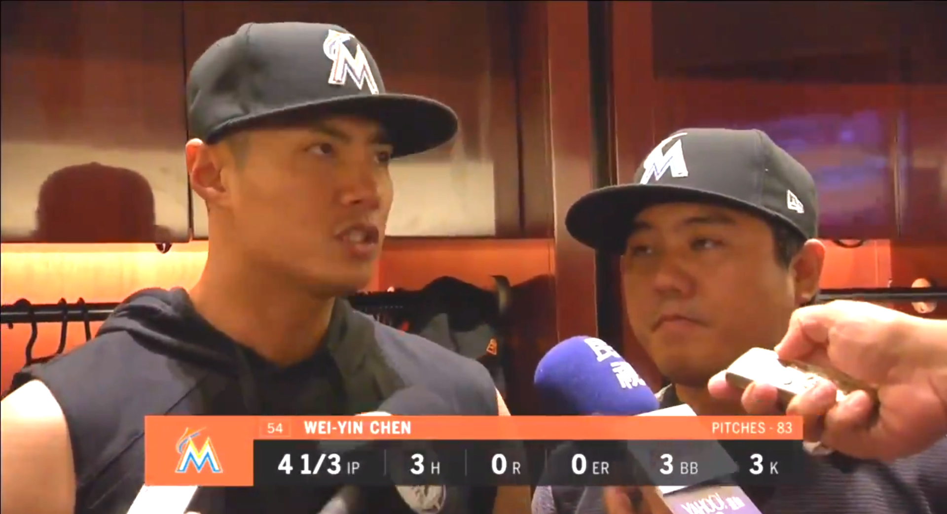 按照陳偉殷的說法，一開始他聽到教練團的意思是要他抓雙殺，但講完之後卻被換下場了。（翻攝自FoxSports畫面）