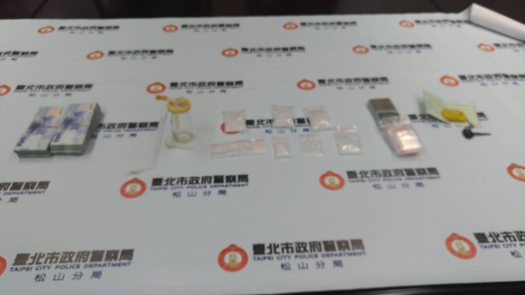 警方從柯嫌家中搜出贓款34萬3千元以及安非他命136公克。