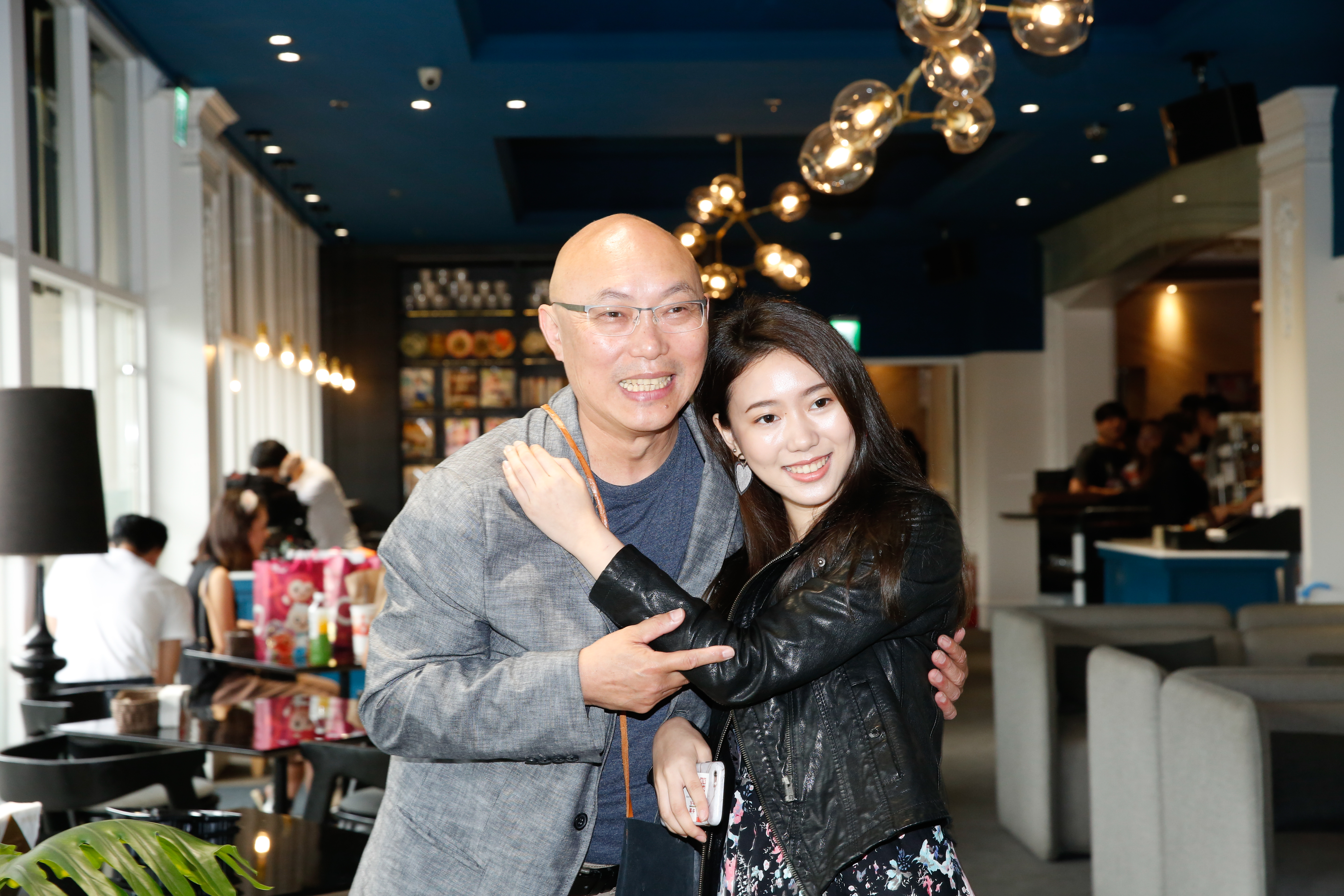 導演鄧安寧的女兒雨晨，在《前男友不是人》中演出社會新鮮人，父女倆難得公開同台。