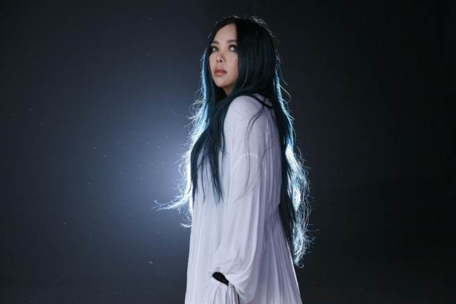 張惠妹新專輯《偷故事的人》感情細膩，打動人心。（EMI提供）