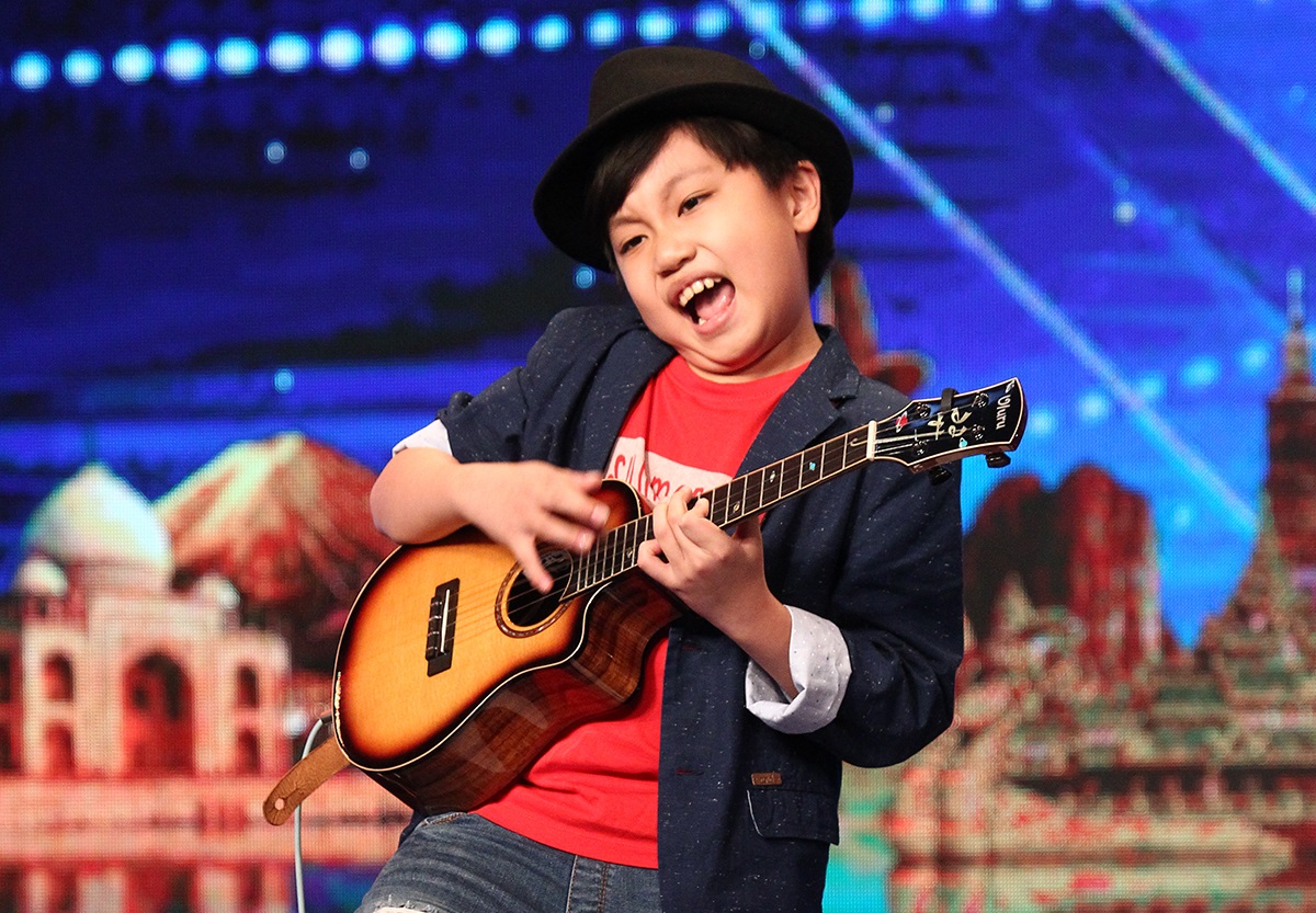 年僅10歲的烏克麗麗小神童馮翊，在《亞洲達人秀》第二季的演出技驚四座，連續被評審以「金按鈕」保送，進入前8強總決賽。（AXN）