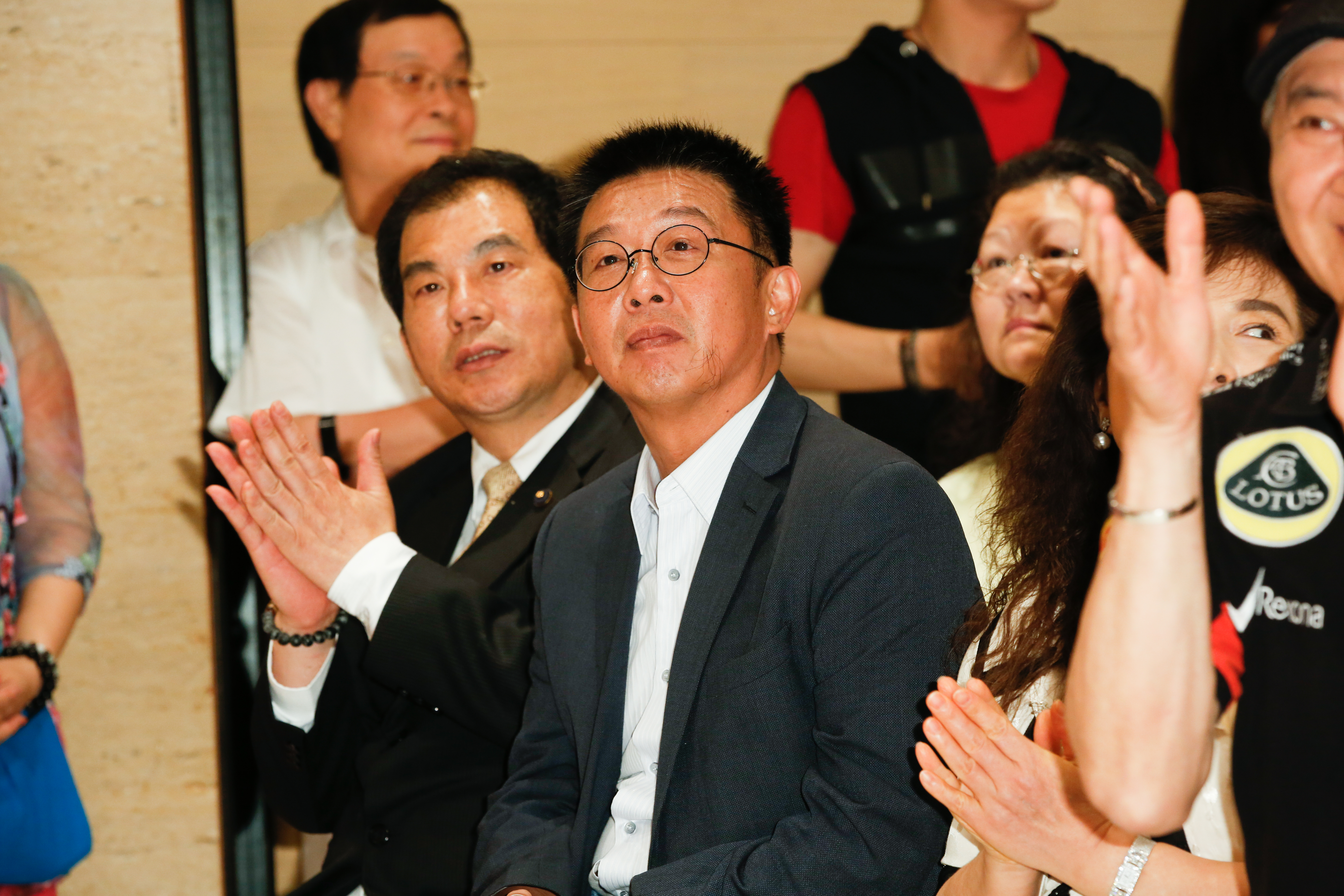 許智傑透露,是因為昨晚約接到妻子周桂香的電話要他辭,他才做出辭職決定。