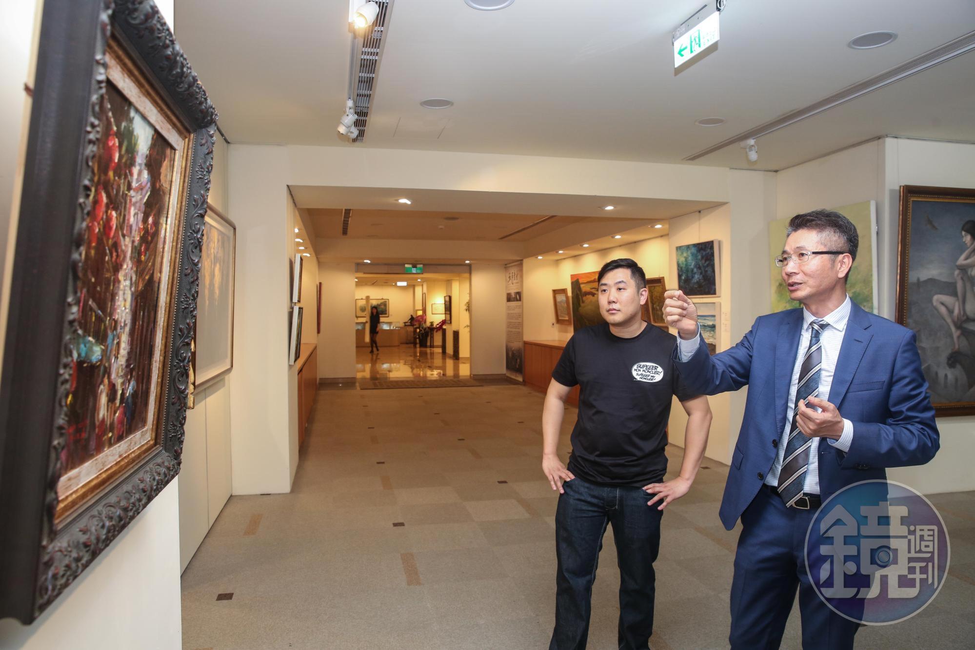 邑錡董事長陳世哲(右)親自參觀畫展,說明縮時相機的多元紀錄功能。