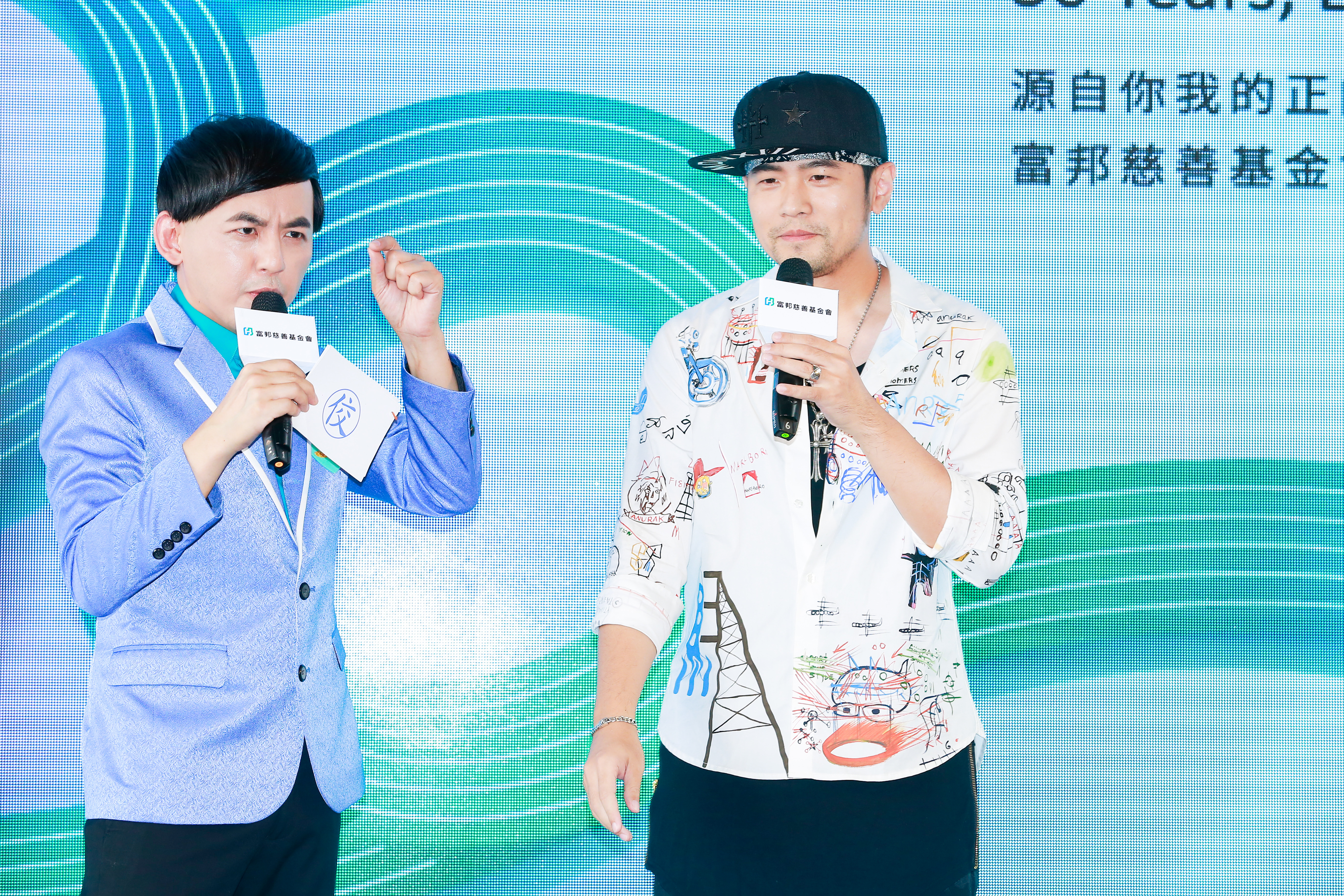 除了代言人周杰倫要增加捐入幫助學童人數為500人，主持人黃子佼也宣布每年將捐助100人，讓記者會現場愛心滿滿。