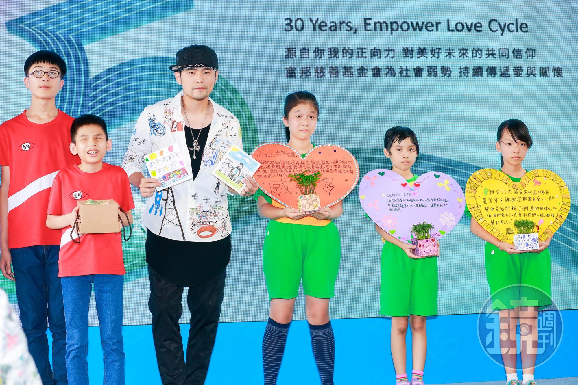記者會中小朋友送給周杰倫手寫卡片、以及以他歌曲〈青花瓷〉〈菊花台〉〈聽媽媽的話〉命名的盆栽。