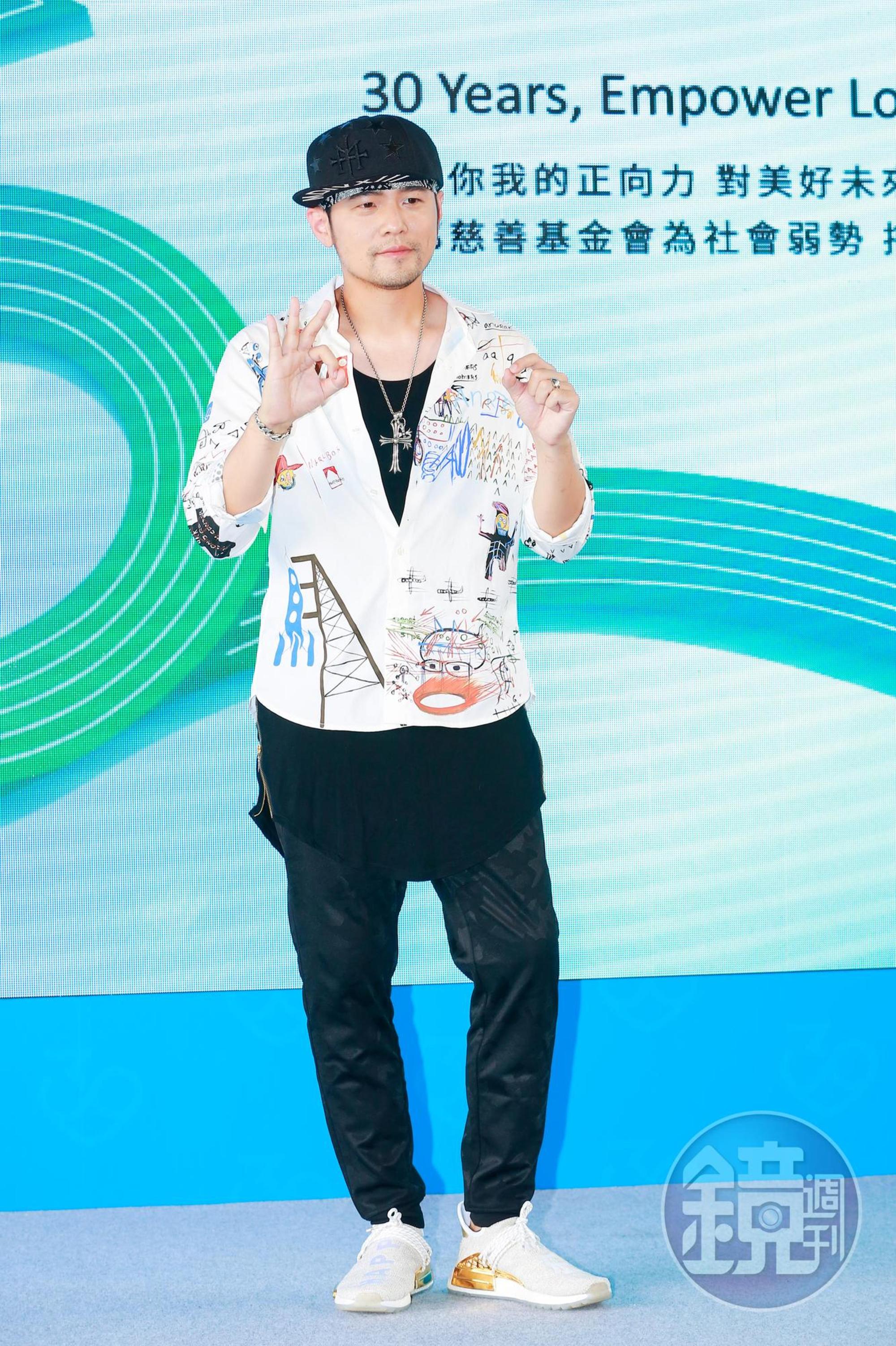 周杰倫16日出席富邦慈善基金會30週年活動，透露近期除了演唱會行程，還完成了一部電影劇本，將再進軍好萊塢。