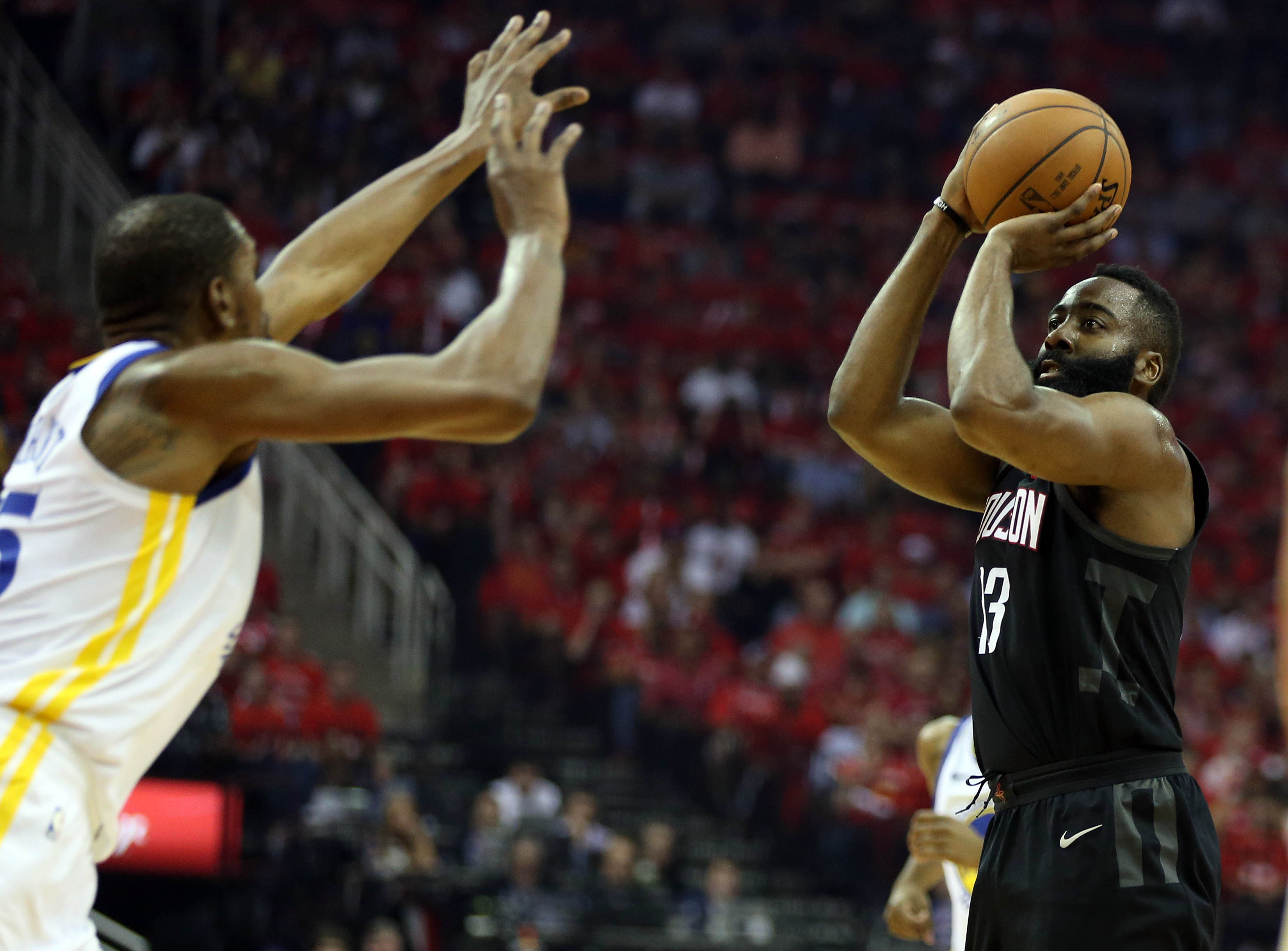 休士頓火箭隊把握主場優勢，「大鬍子」哈登（James Harden，右）飆進27分，幫助球隊擊敗勇士隊。（東方IC）