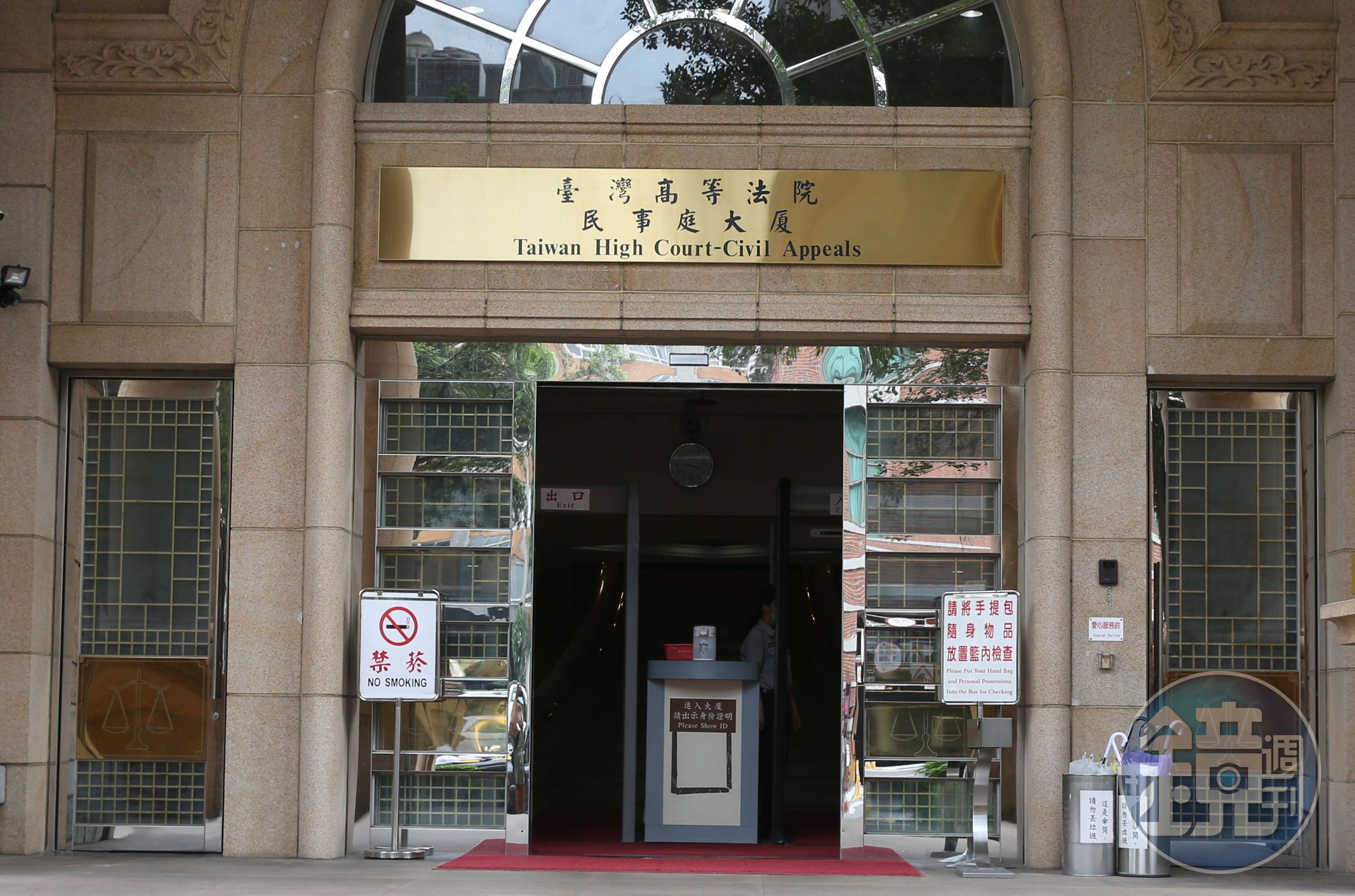 李男向妻子提刑事通姦告訴並求償200萬元，刑事部分，李妻獲高院判無罪確定，民事部分，李妻則遭判與蔡男連帶賠償60萬元。 