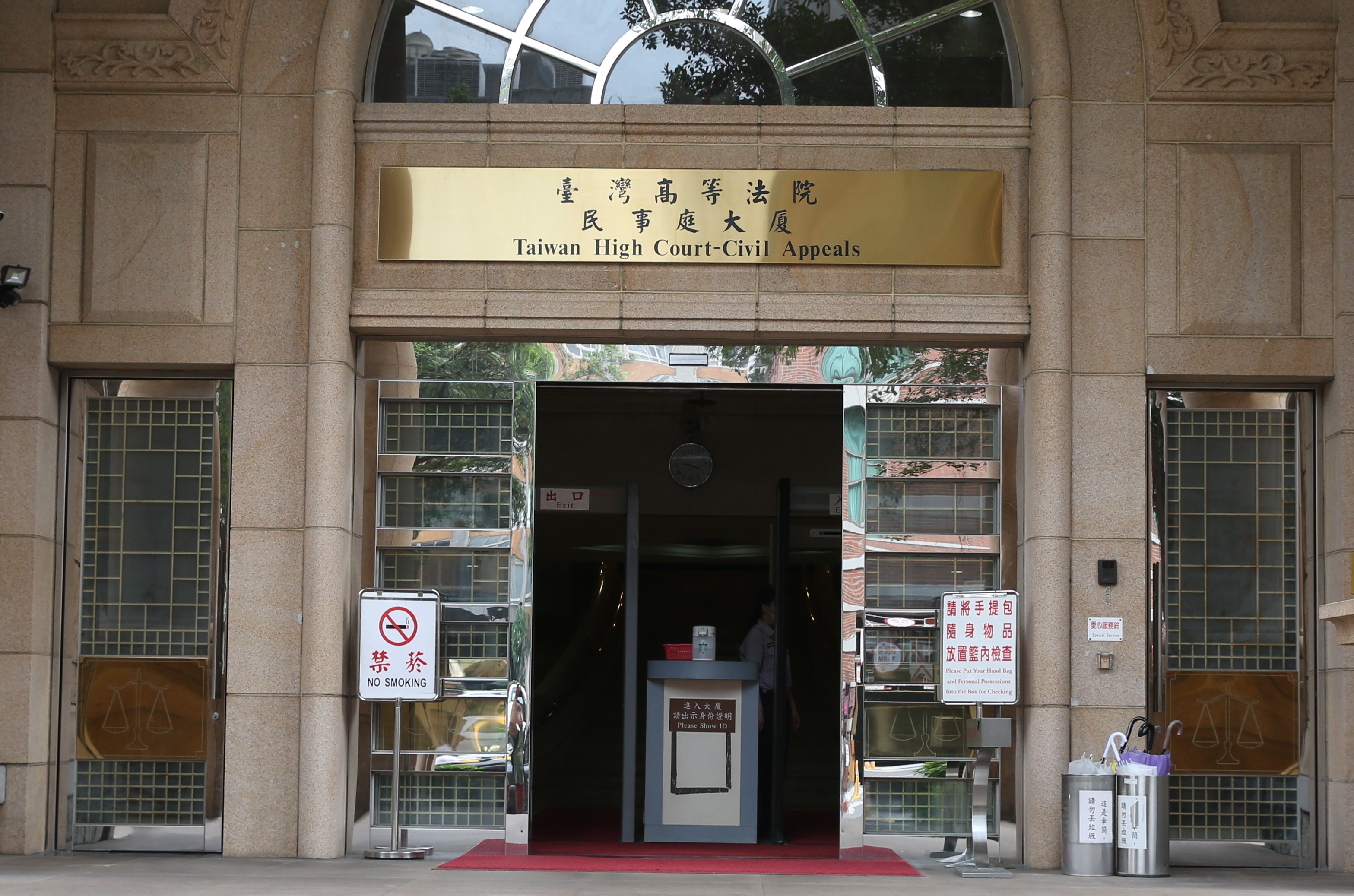 李男向妻子提刑事通姦告訴並求償200萬元，刑事部分，李妻獲高院判無罪確定，民事部分，李妻則遭判與蔡男連帶賠償60萬元。 