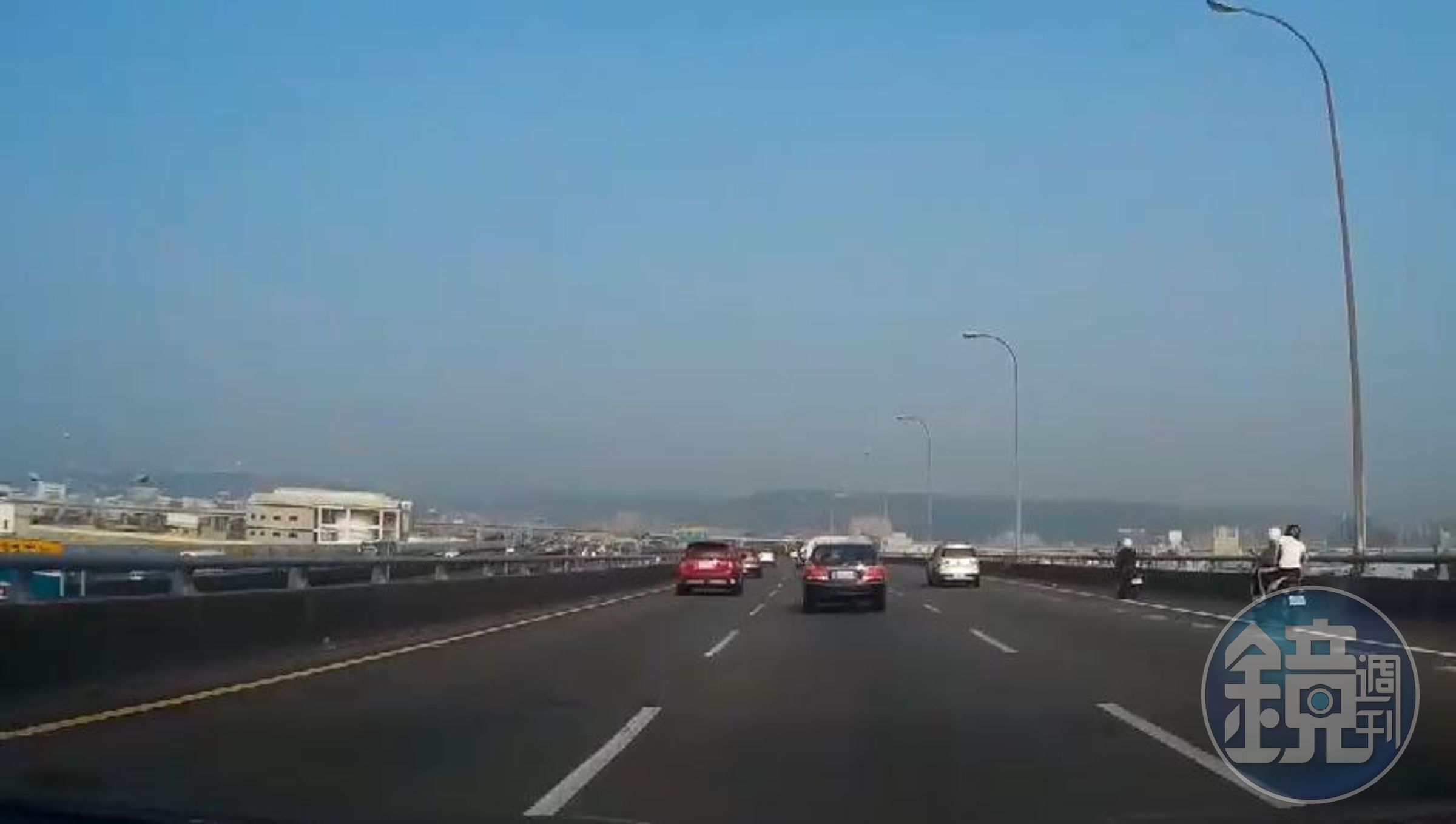 汐五高架南下車道接近五股轉接道附近，驚見兩輛白牌機車在國道上奔馳。（讀者提供）