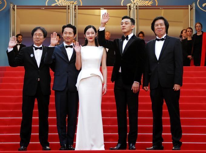 李滄東導演（右起）率演員劉亞仁、全鍾淑、史蒂芬元及製片弟弟李俊東現身坎城，為《燃燒烈愛》全球首映走紅地毯。（華聯國際提供）