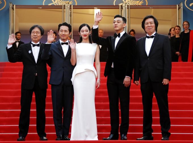 李滄東導演（右起）率演員劉亞仁、全鍾淑、史蒂芬元及製片弟弟李俊東現身坎城，為《燃燒烈愛》全球首映走紅地毯。（華聯國際提供）