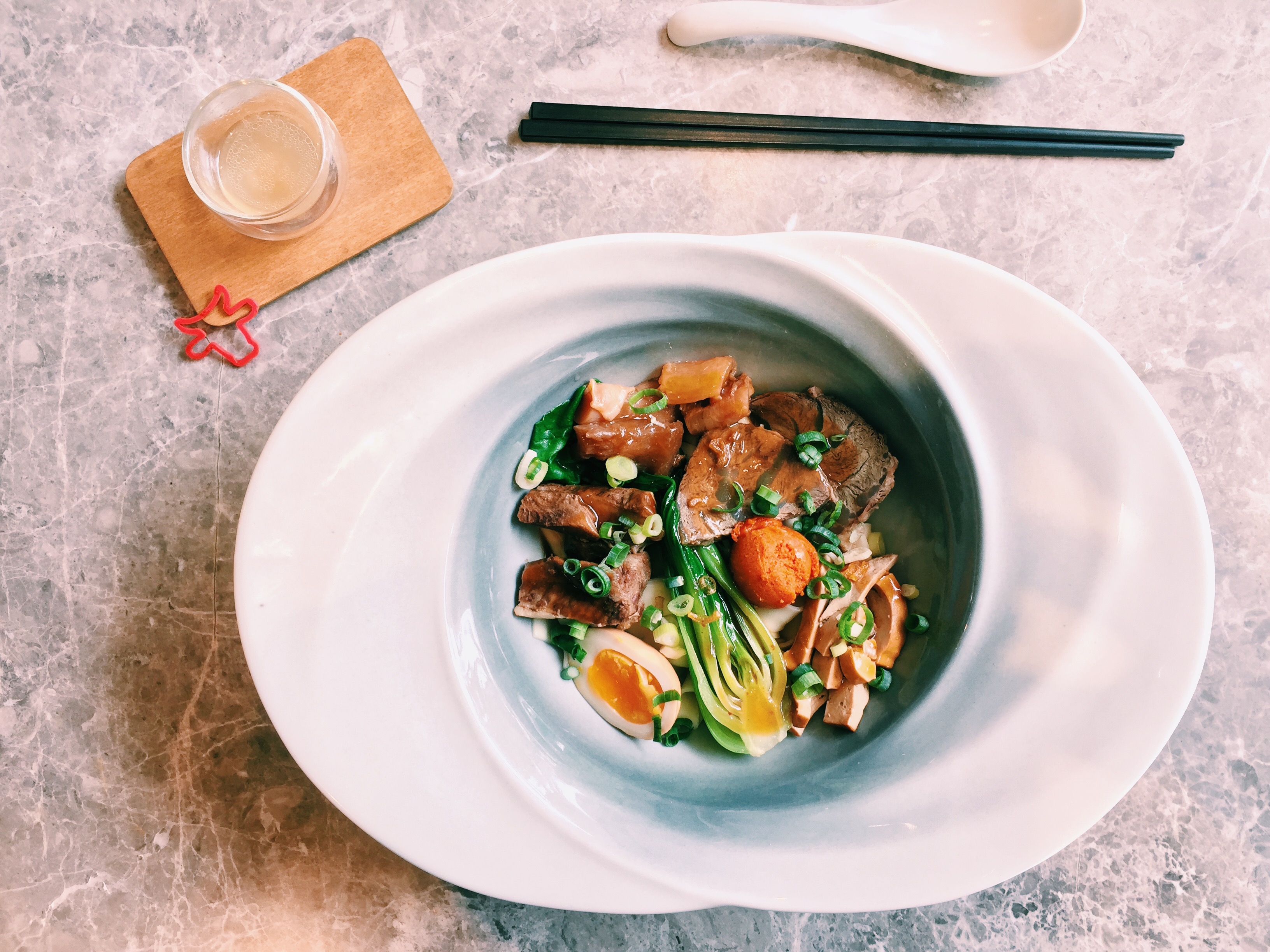 「饗拌麵小三寶」用料大方，鋪滿牛腱心、牛筋和牛肋條。（220元／份）