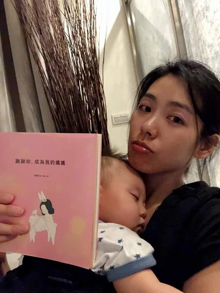 兒子Adam日前病了3天，林可彤沒日沒夜照顧。（取自林可彤臉書）