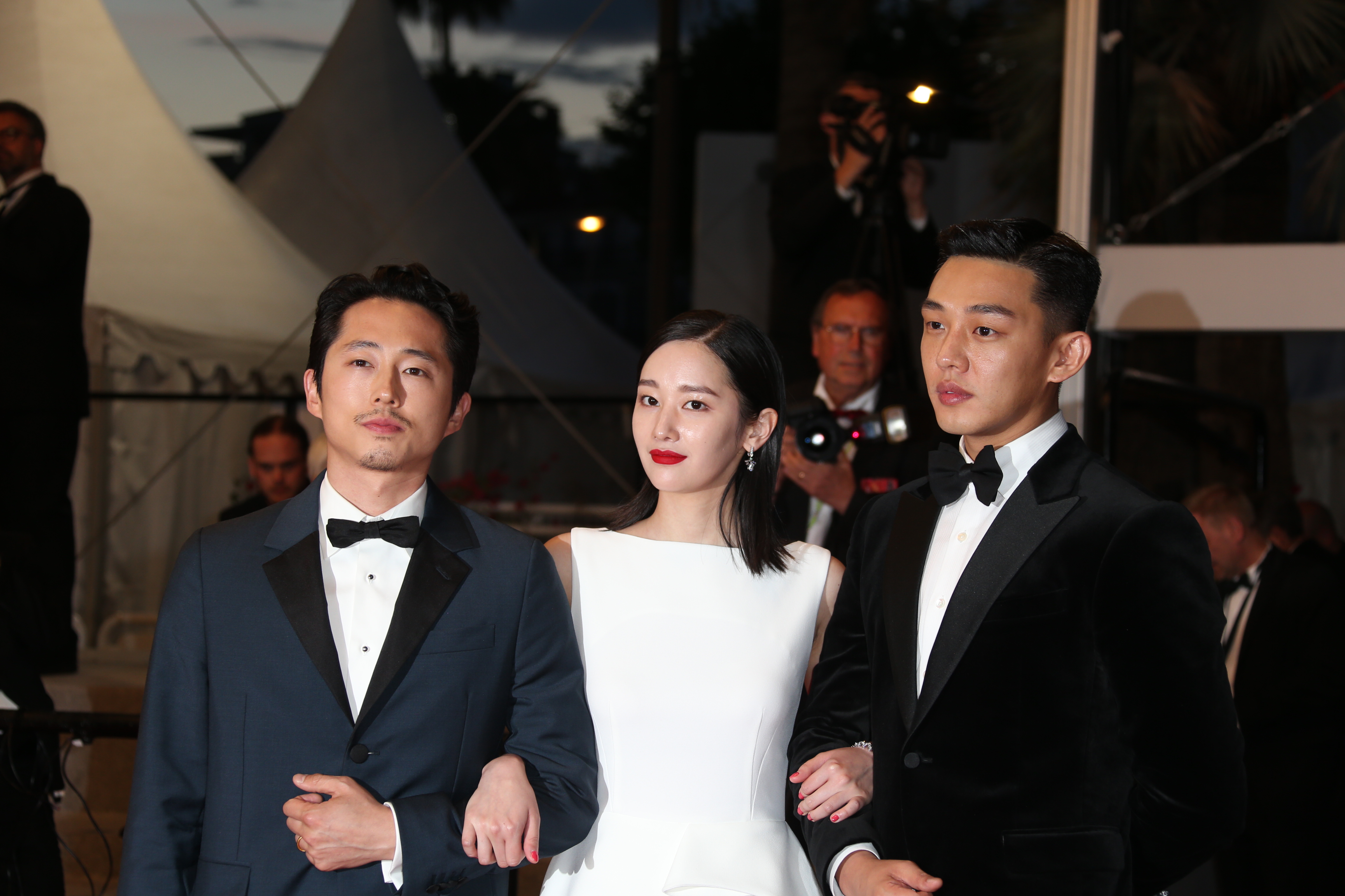 韓國演技男星劉亞仁（右）攜全鍾淑（中）與史蒂芬元在坎城舉行電影《燃燒烈愛》世界首映」。（東方IC）