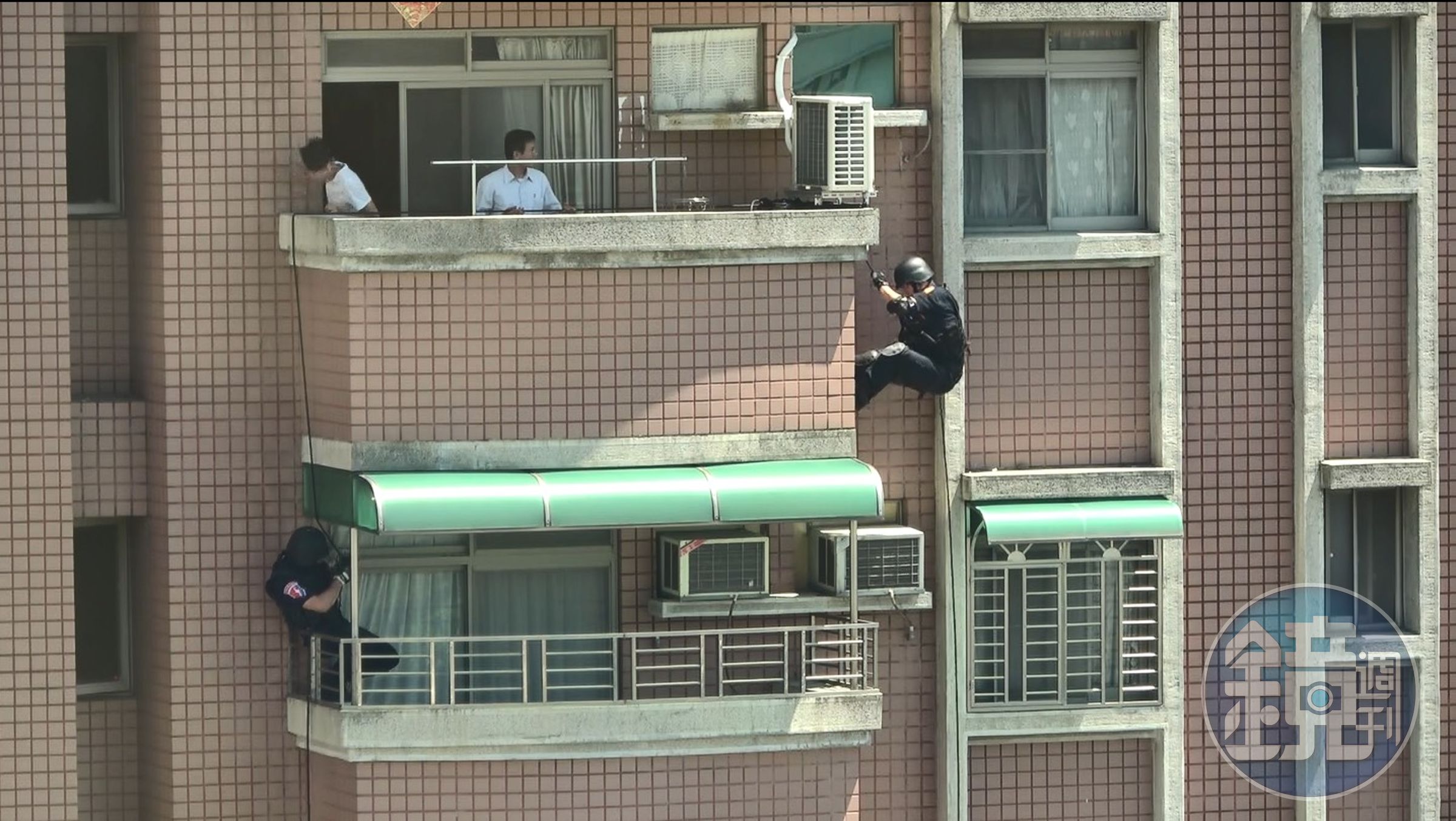 霹靂小組垂降破門。（刑事局提供）