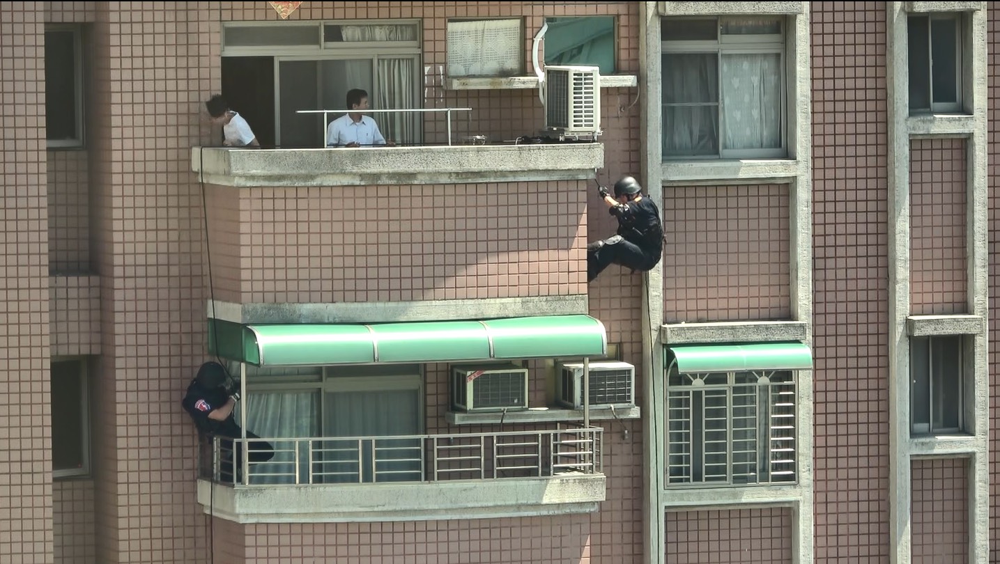 霹靂小組垂降破門。（刑事局提供）