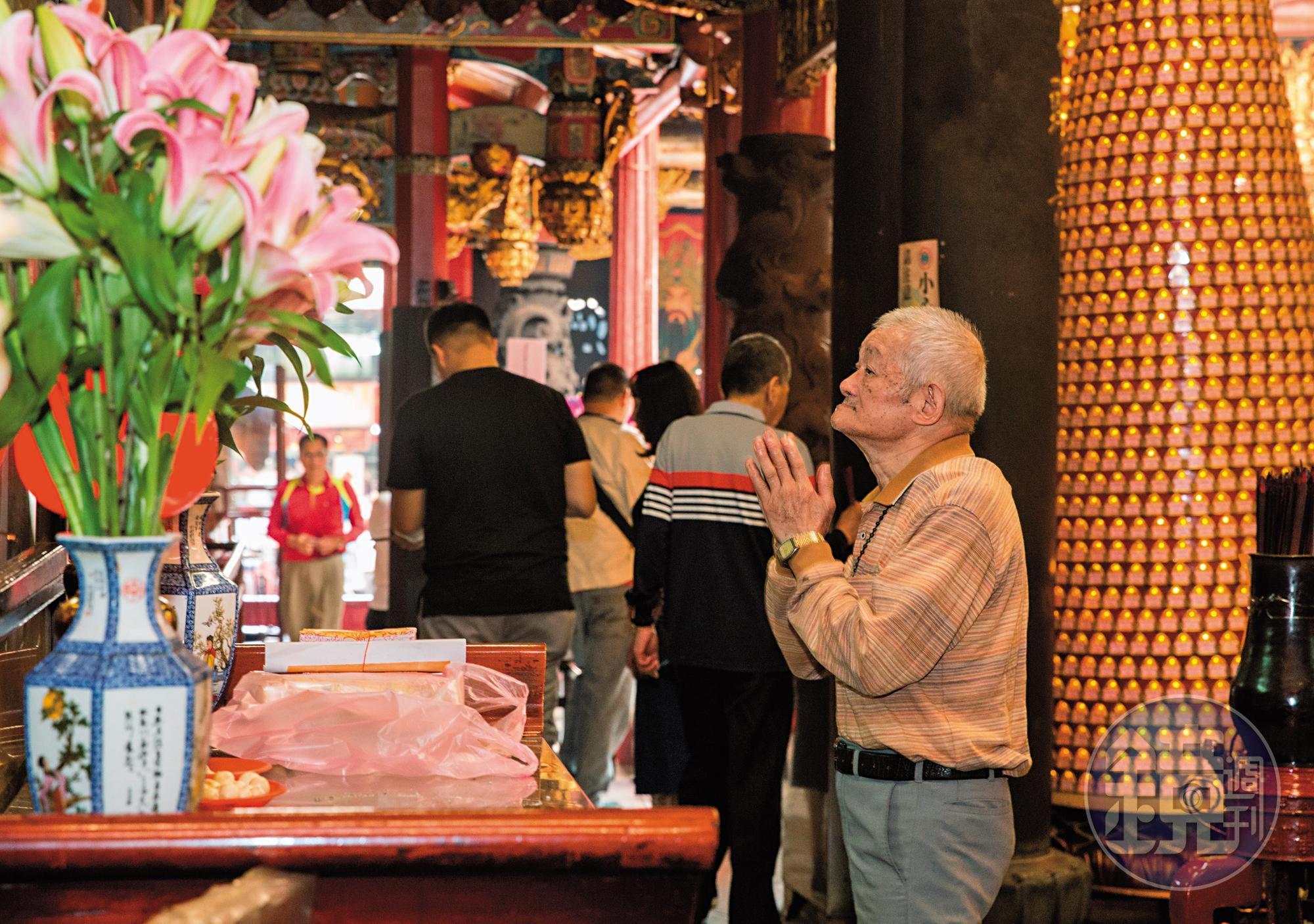 陳金和（右）對於城隍爺信仰虔誠，除了長年當民防志工，也擔任城隍廟轎班志工。
