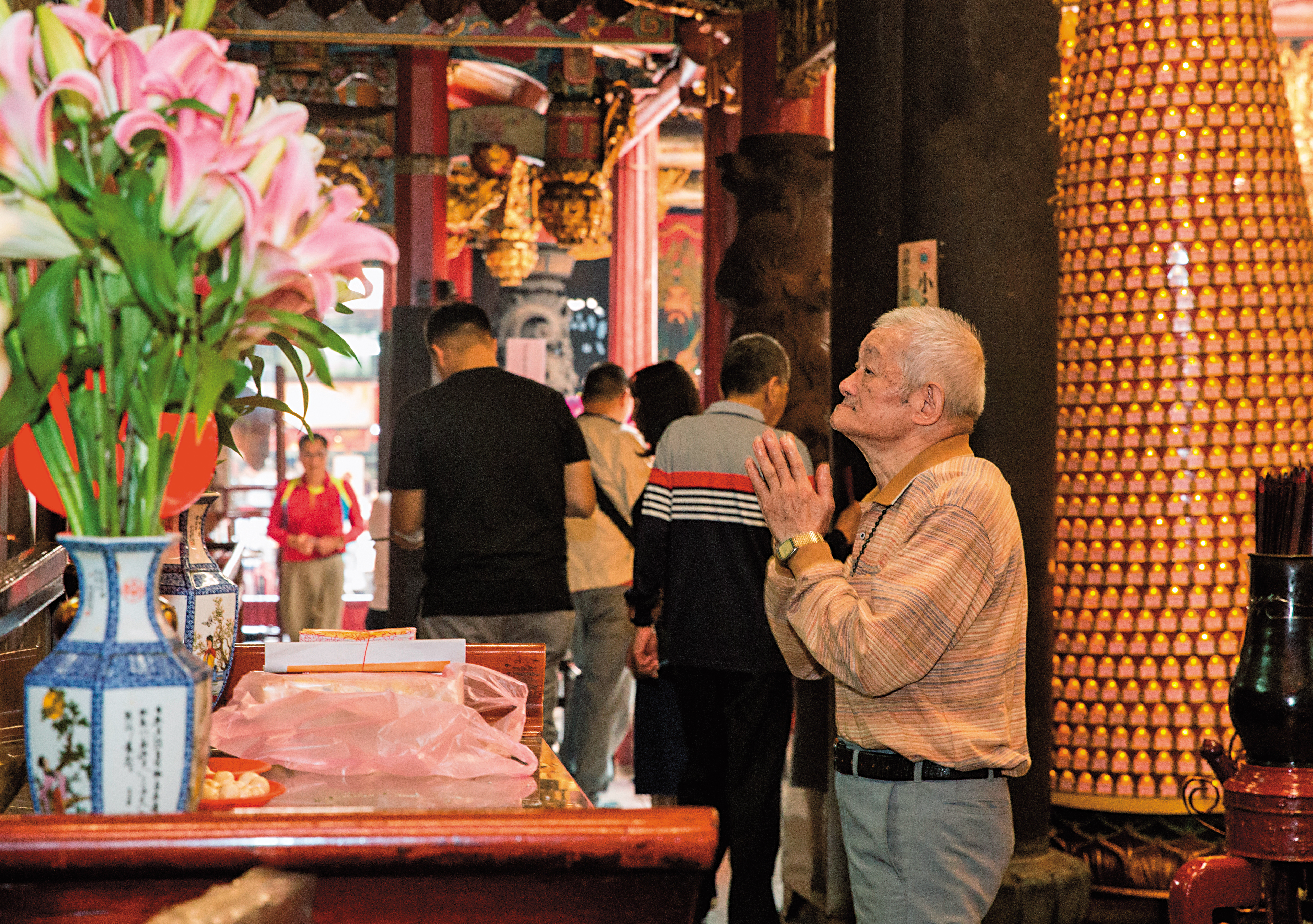 陳金和（右）對於城隍爺信仰虔誠，除了長年當民防志工，也擔任城隍廟轎班志工。