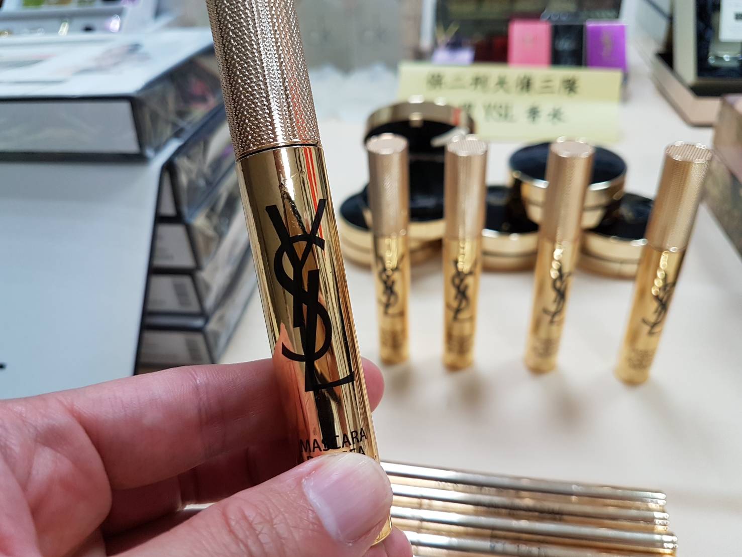 嫌犯仿造大量名牌香水。（保二總隊提供）