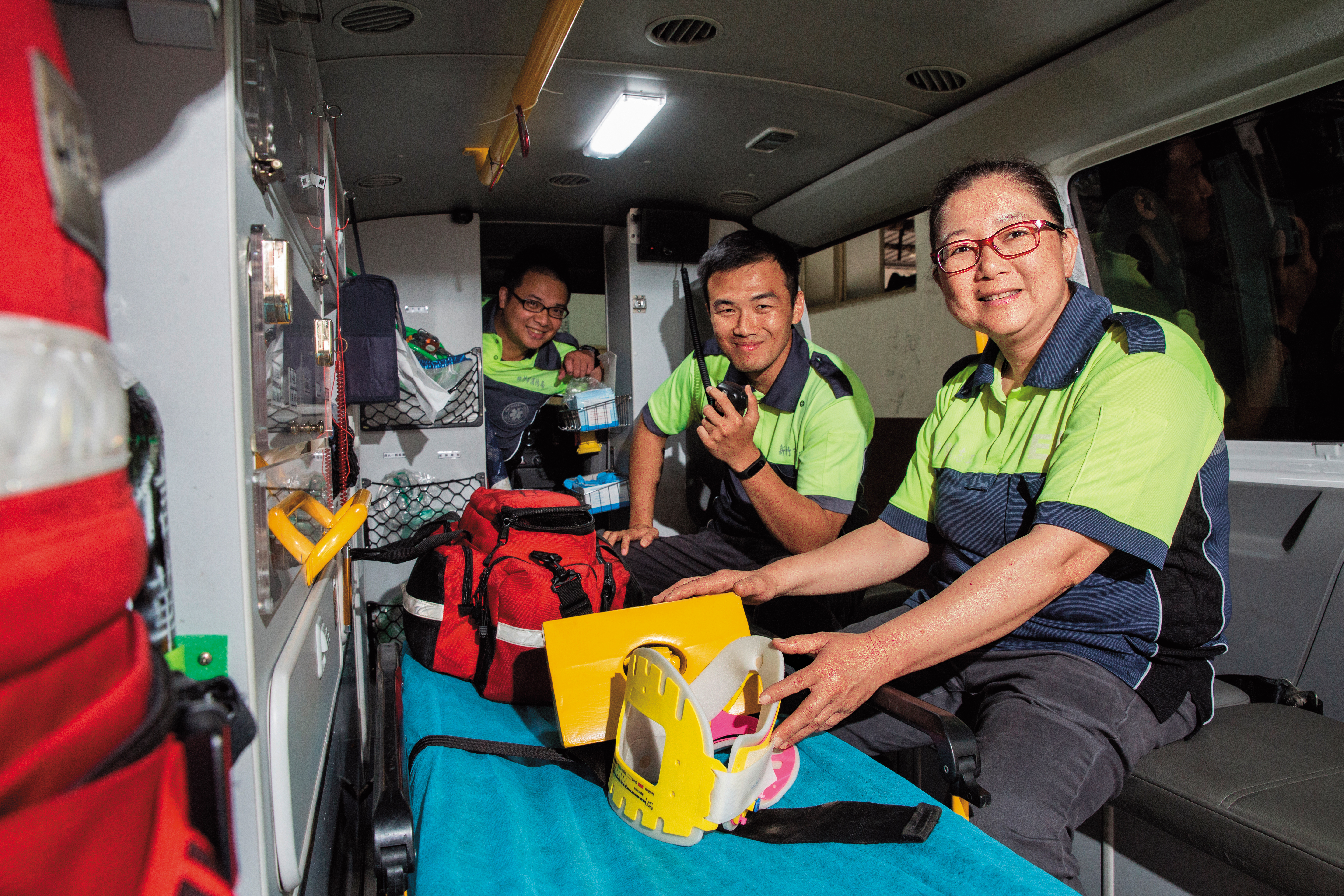 陳美枝（右）擔任志工17年，曾受過專業的救護訓練。