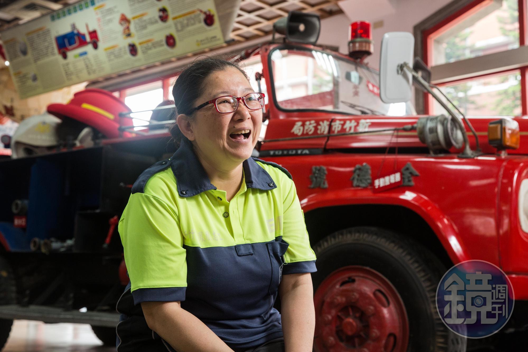 陳美枝（右）擔任志工17年，也經常隨救護車出班。