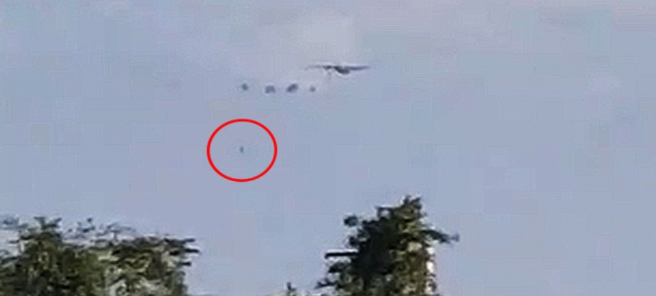 秦姓上兵因主、副傘都未發揮作用，高速墜地。（翻攝網路）