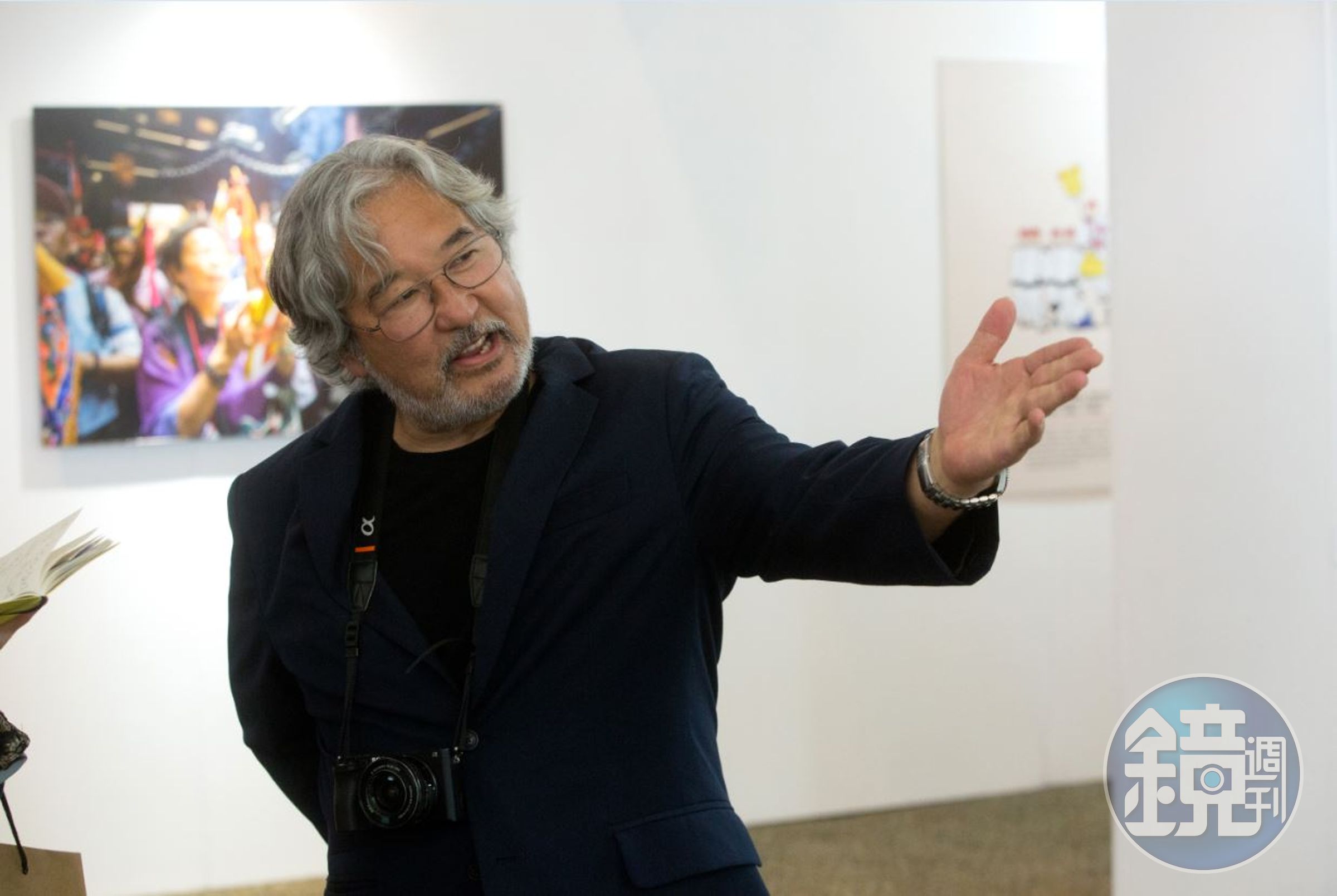 在麥可山下的回顧展上，他親自為觀者導覽。他擅長歷史文化題材，重現馬可波羅與鄭和的史詩之旅，是他的成名作。