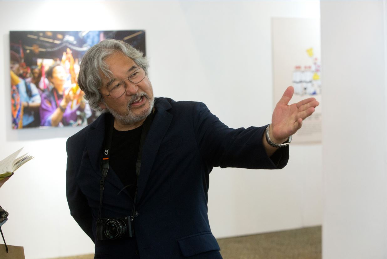 在麥可山下的回顧展上，他親自為觀者導覽。他擅長歷史文化題材，重現馬可波羅與鄭和的史詩之旅，是他的成名作。