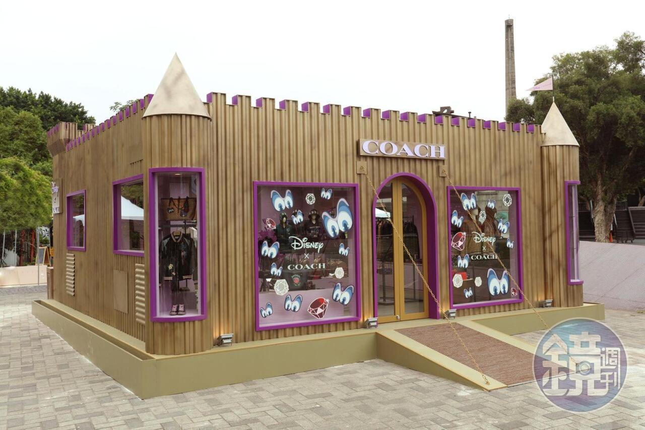 Disney x COACH A Dark Fairy Tale暗黑童話系列快閃店以城堡造型為設計。