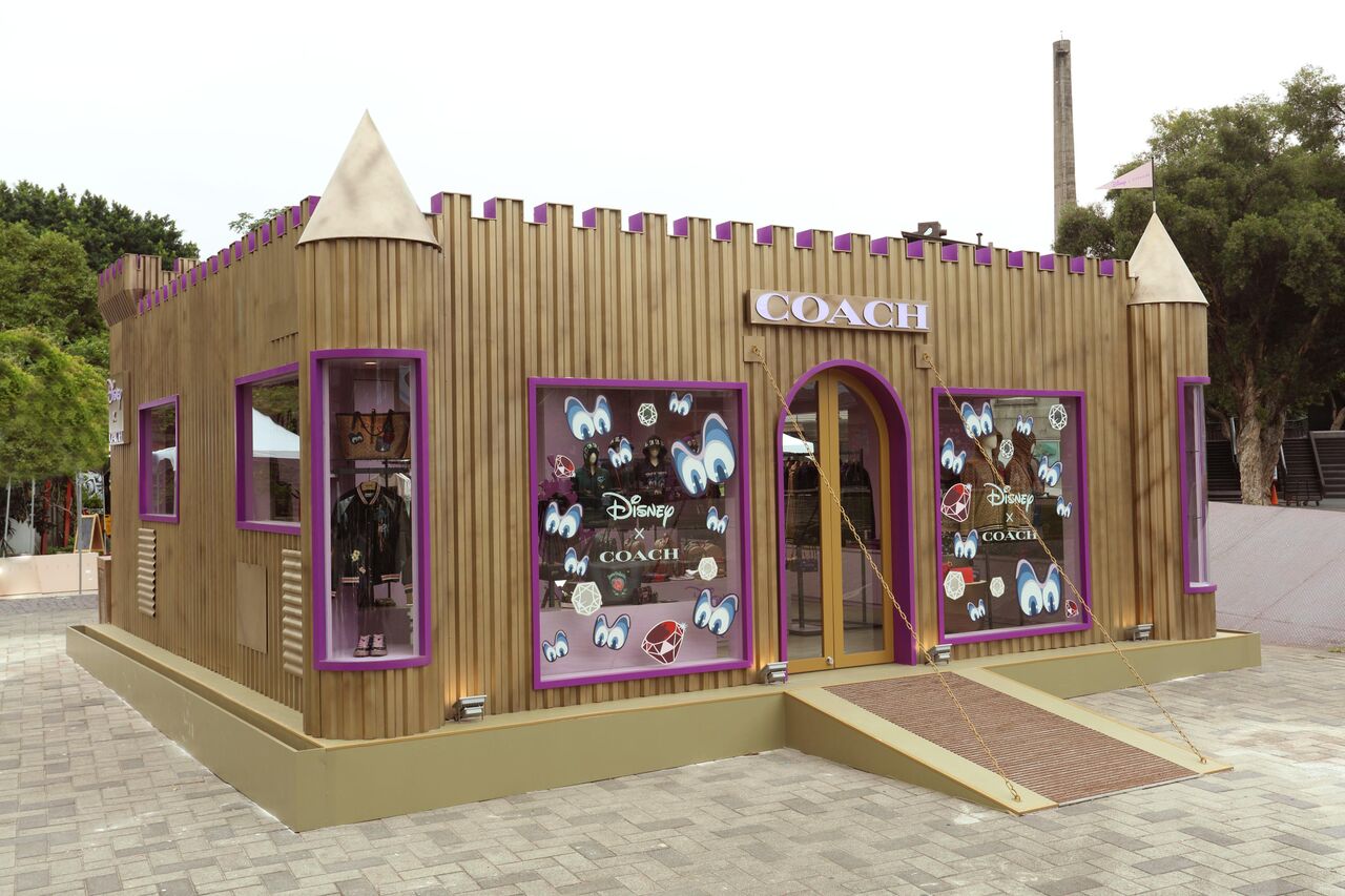 Disney x COACH A Dark Fairy Tale暗黑童話系列快閃店以城堡造型為設計。