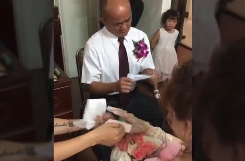 父親嫁女兒時緩緩拿出小抄，一字一句念出對女兒疼愛的告白，惹哭了不少網友。（翻攝自Ting Yi Yeh臉書）