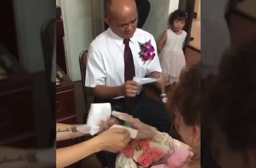 父親嫁女兒時緩緩拿出小抄，一字一句念出對女兒疼愛的告白，惹哭了不少網友。（翻攝自Ting Yi Yeh臉書）